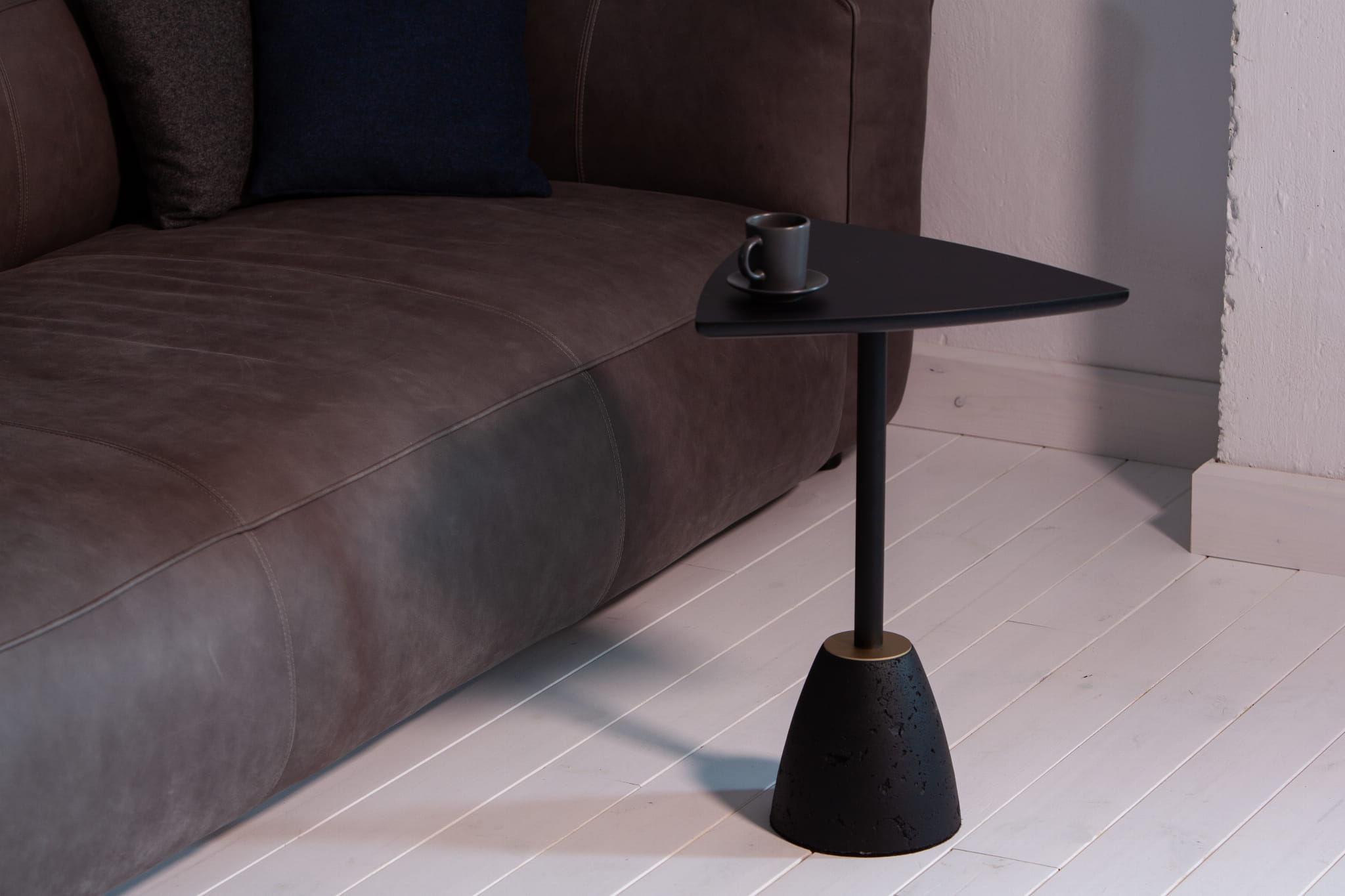 Couchtisch CONCRI HPL schwarz mit Betonbasis