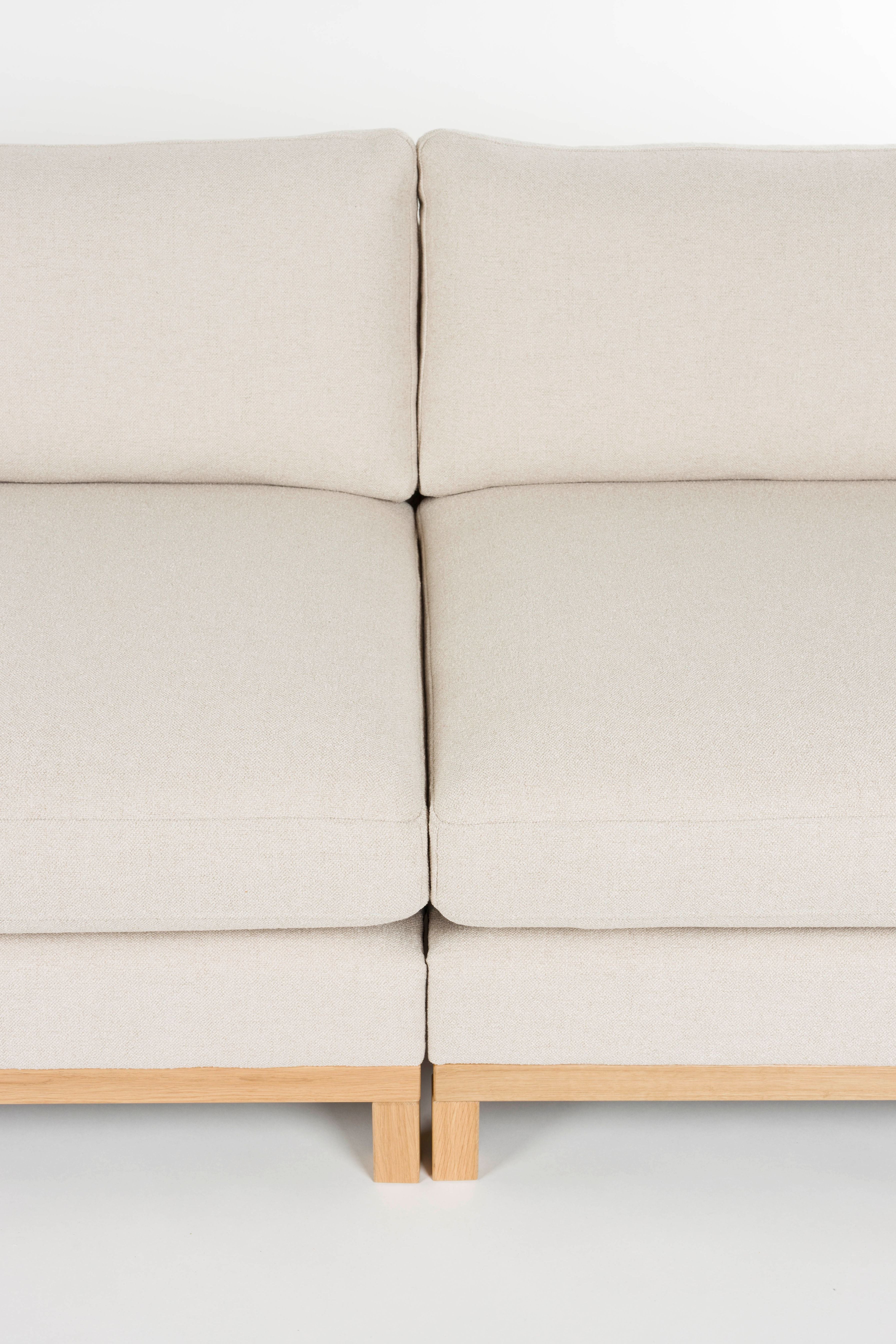 Sofa 4,5-osobowa BLOSSOM beżowy z drewnianą podstawą