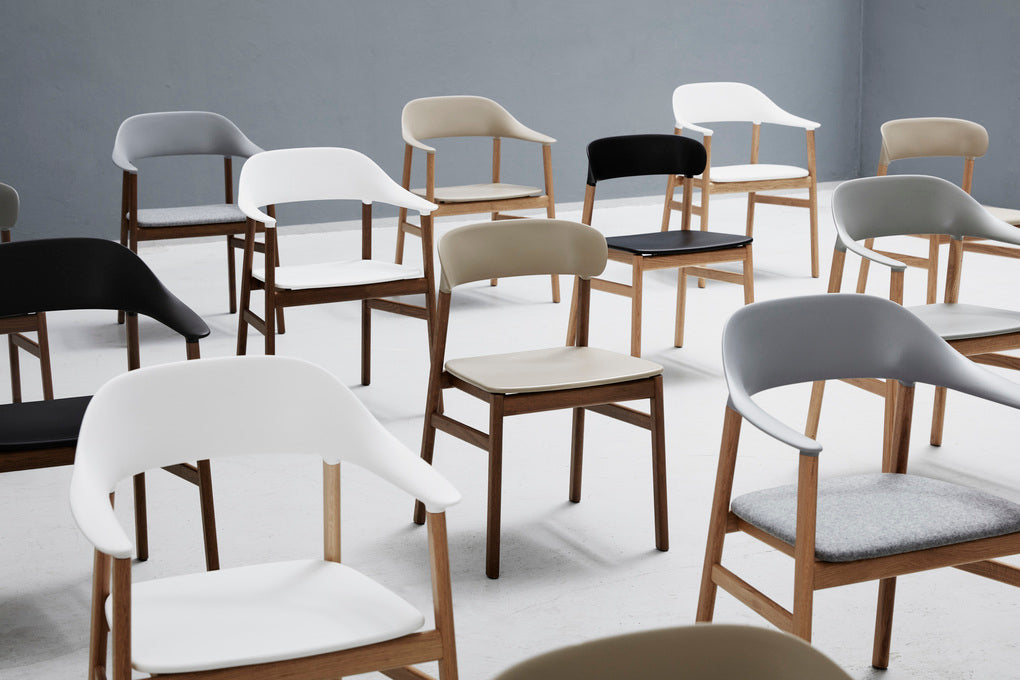 Chair with armrests upholstered Herit with a black oak base