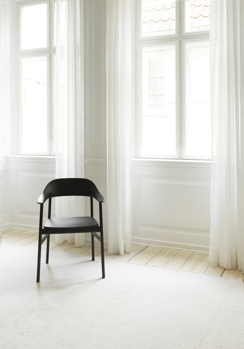Chair with armrests Herit Black with a natural oak base