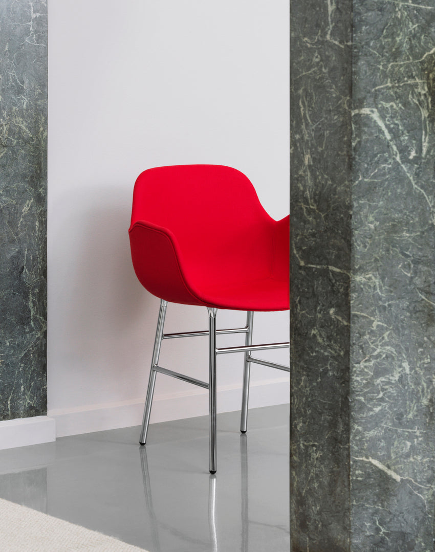 Chair with armrests of forms warm gray