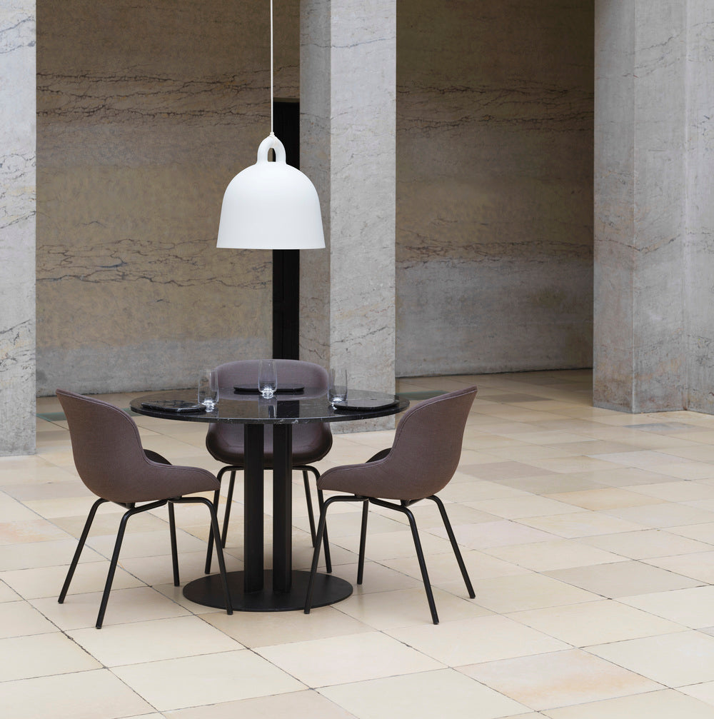 Runde Cafétisch Scala Sand Marmor Top mit einer schwarzen Basis