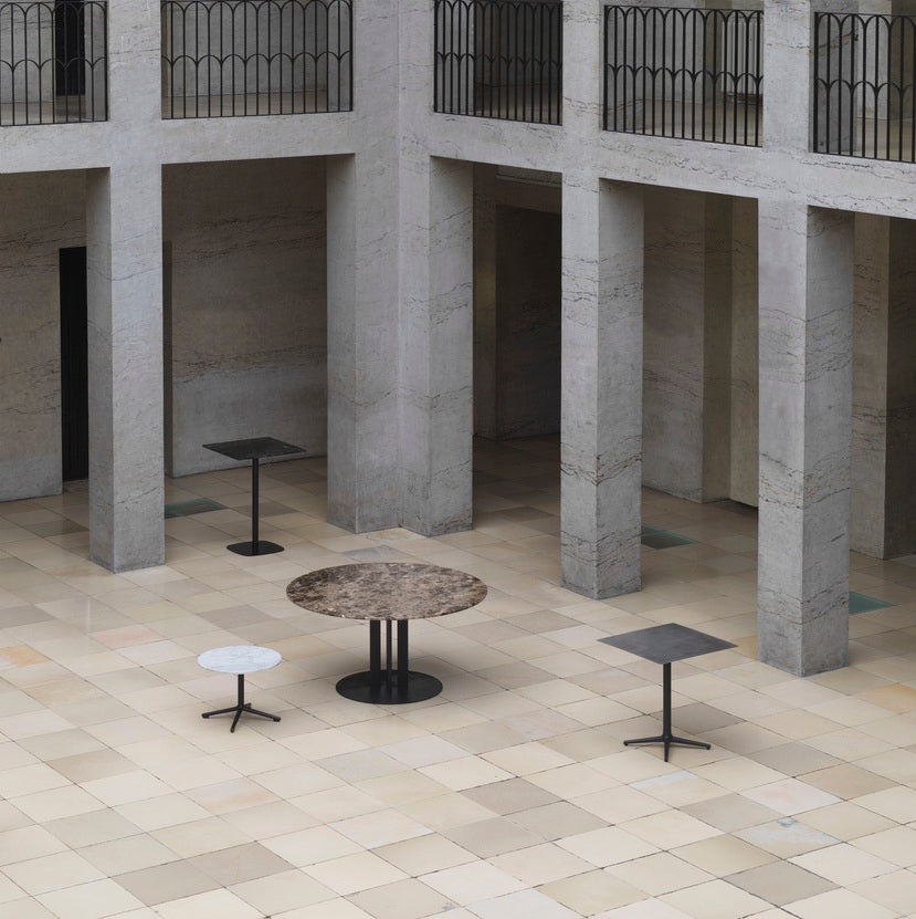 Cafe Table Scala Steel Top mit einer schwarzen Basis