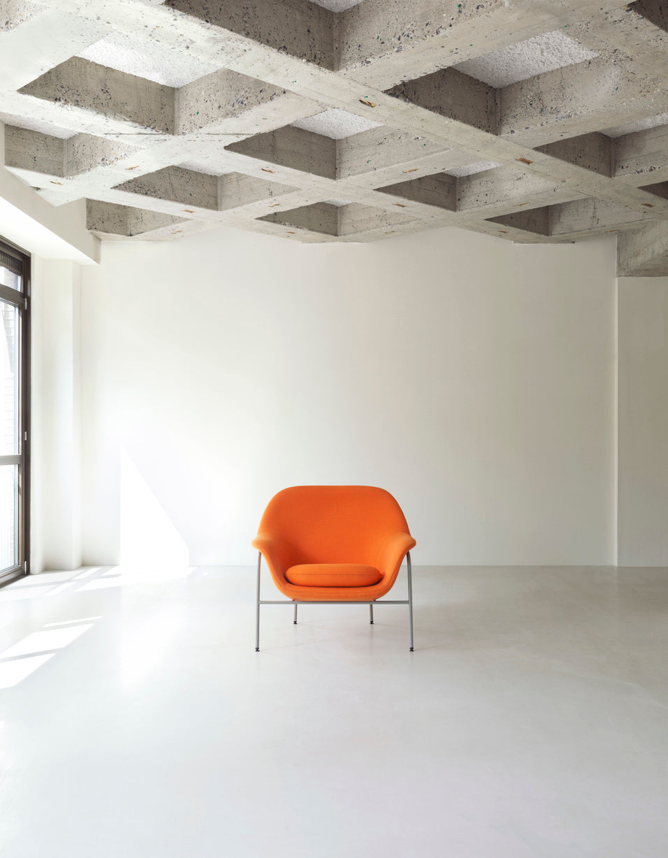 Fotel DRAPE LOW z czarną metalową podstawą