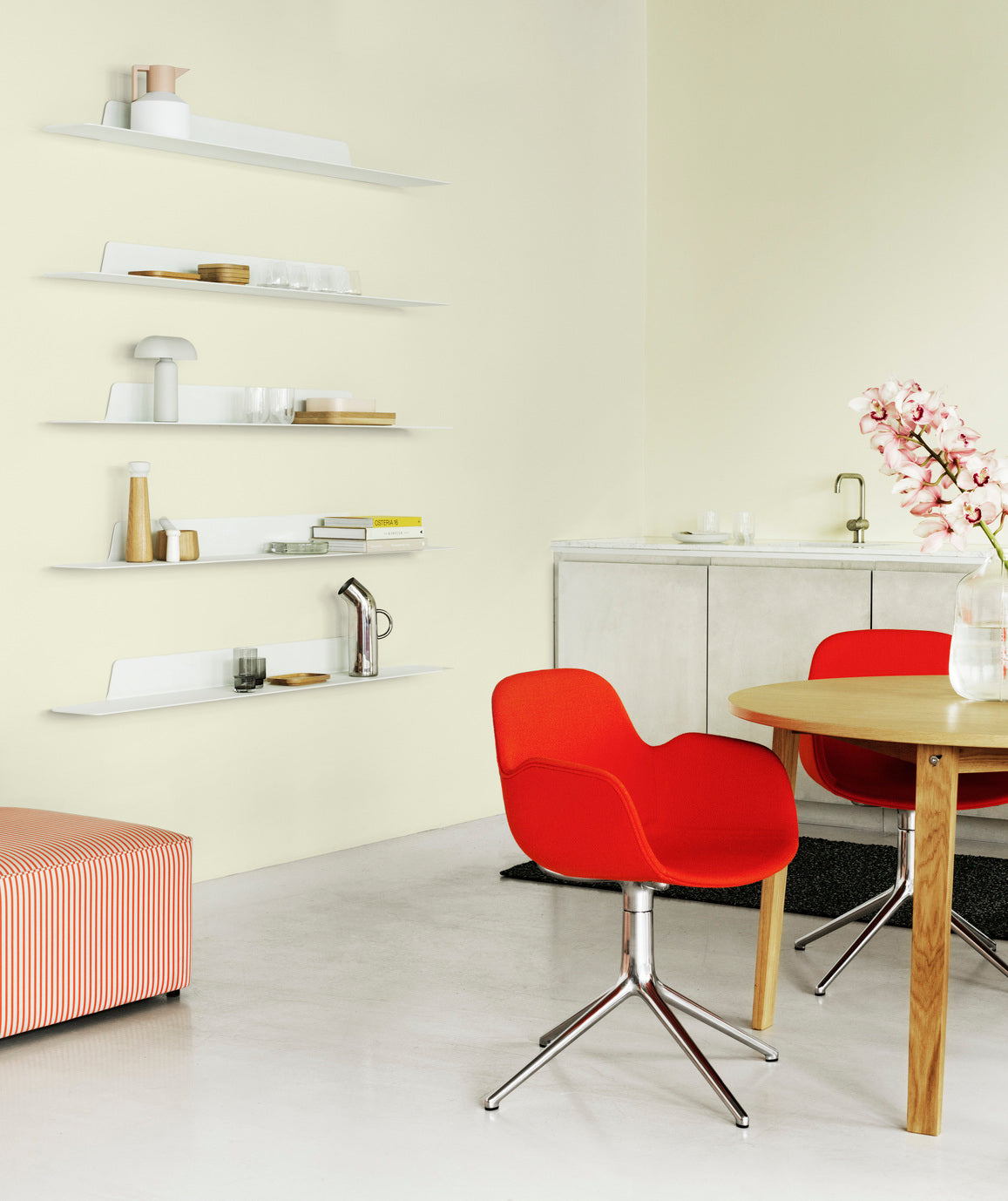 Office chair with 4L burgundy armrests with an aluminum base