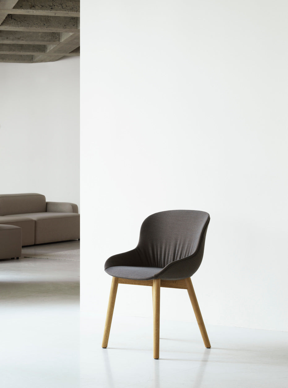 Krzesło tapicerowane HYG COMFORT z naturalną dębową podstawą