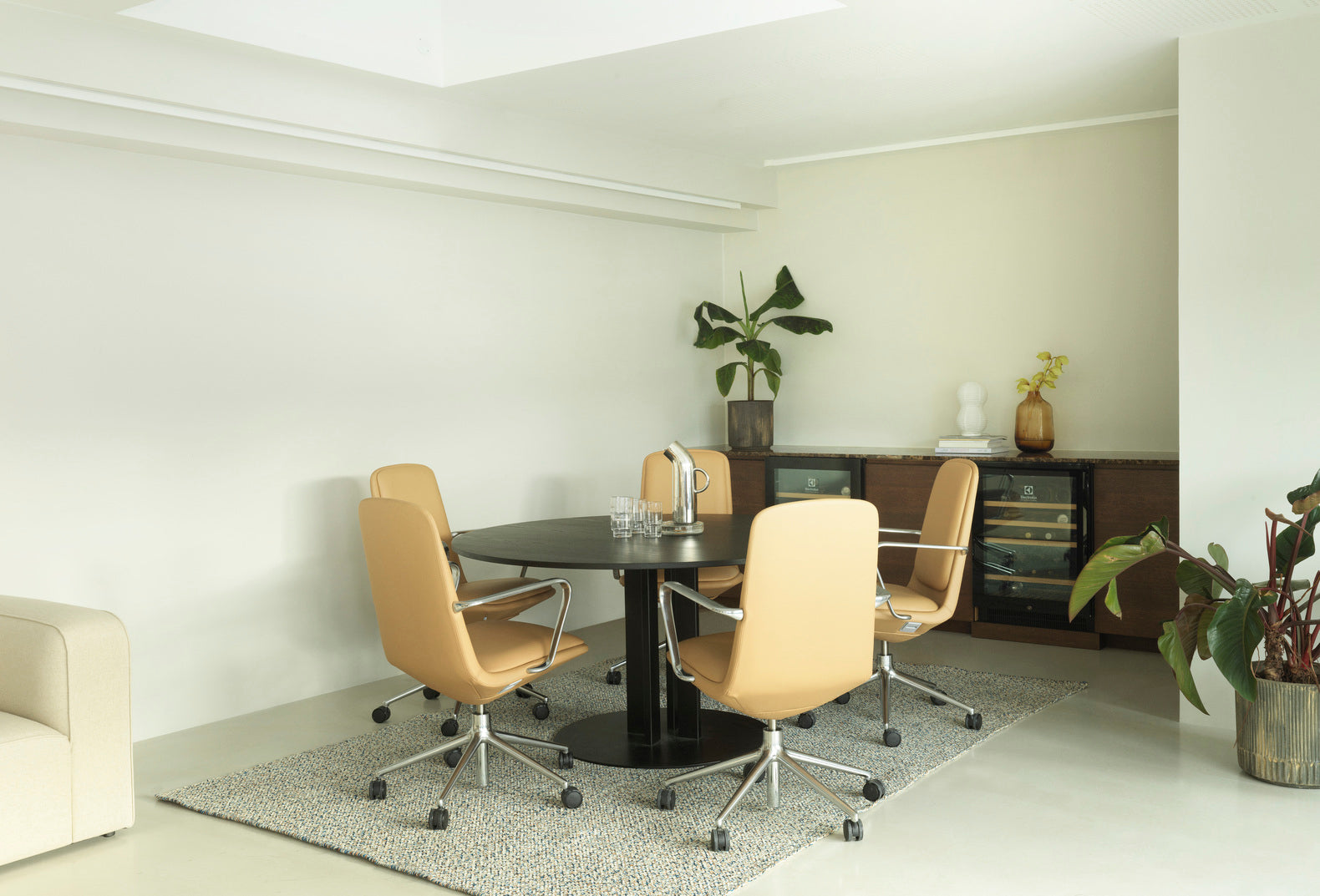 Round table Scala black marble top with a black base
