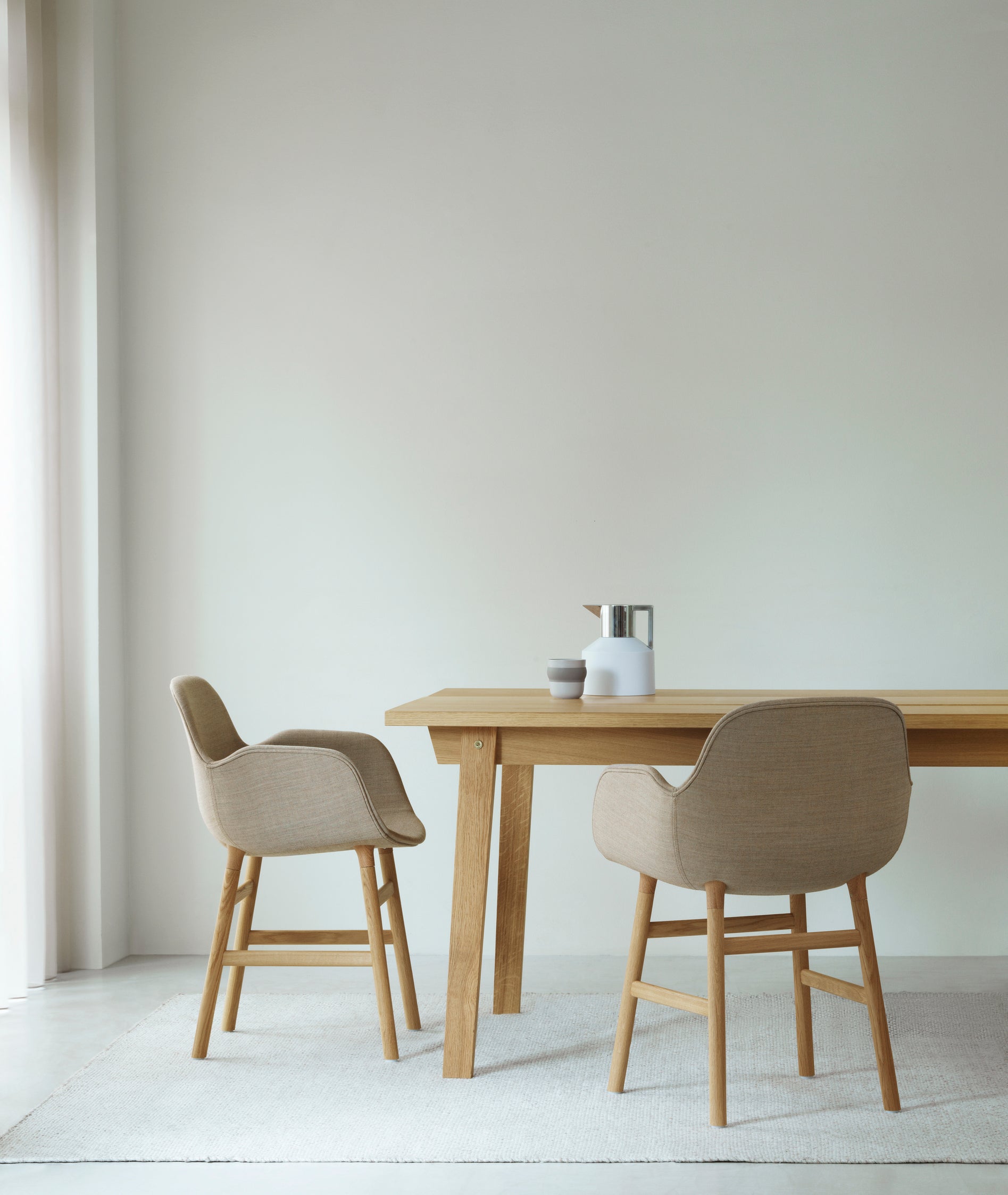 Chair with armrests of forms warm gray with a nut base