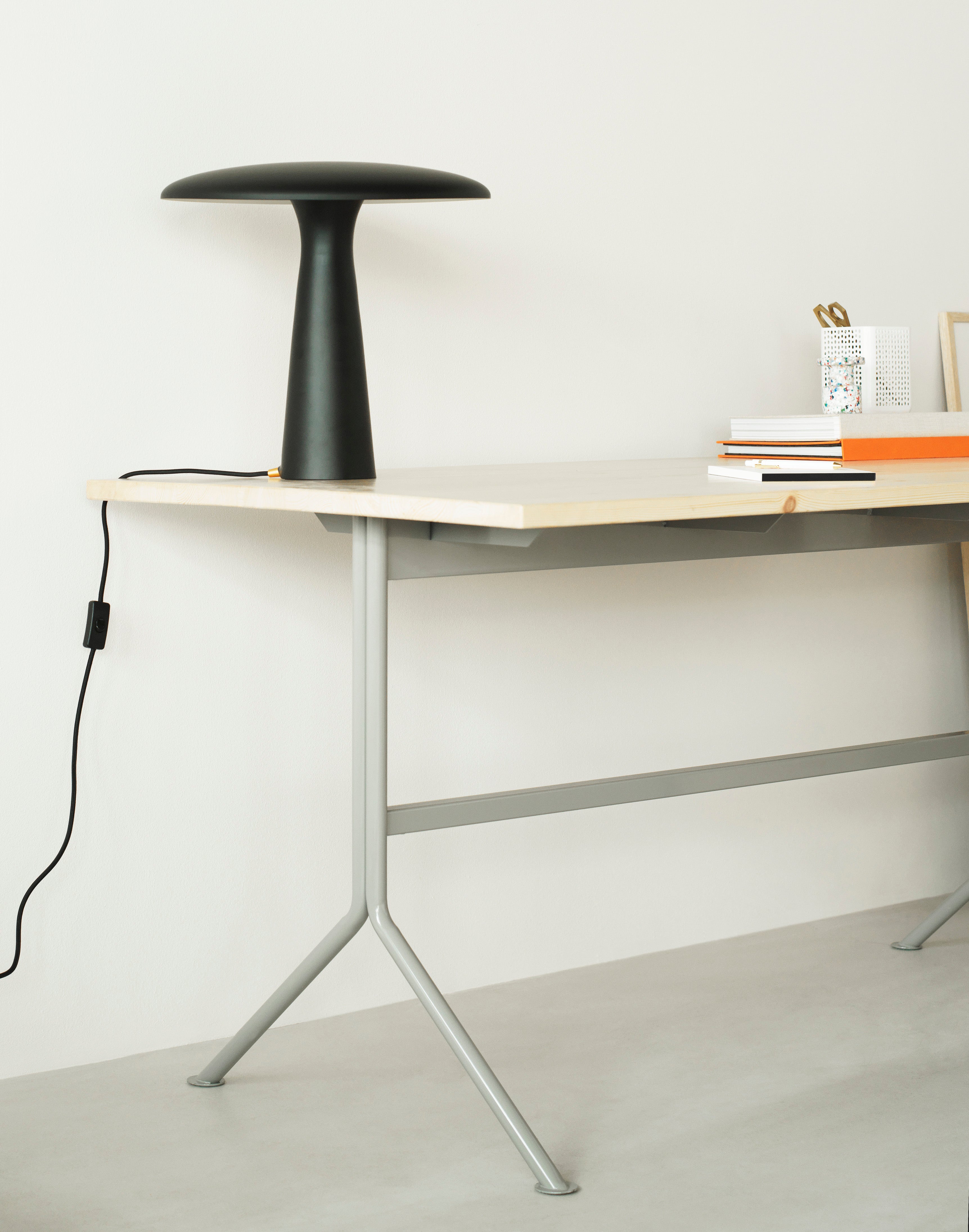 SHELTER black table lamp