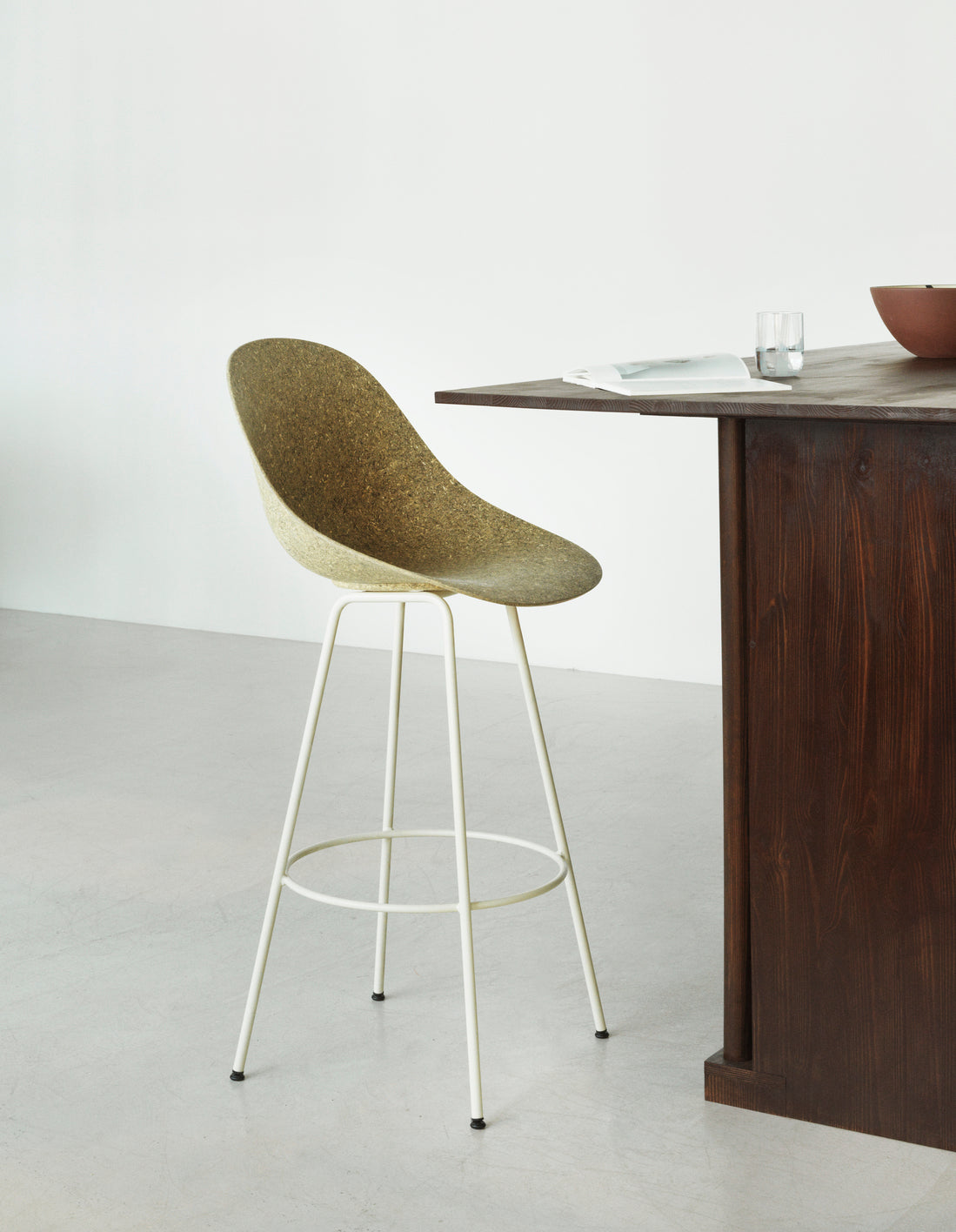 Bar chair with a backrest of beige mat with a cream base