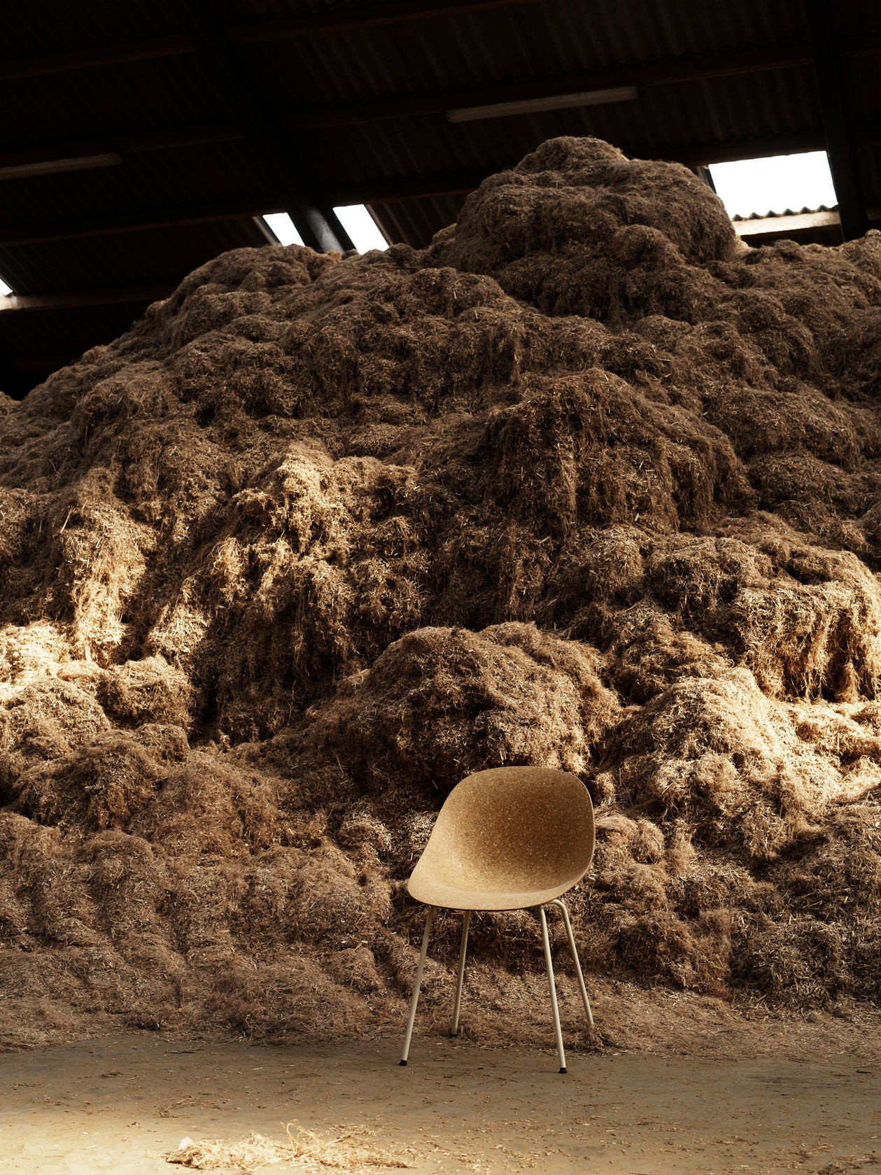 Ein beige Mattenstuhl mit einer schwarzen Basis