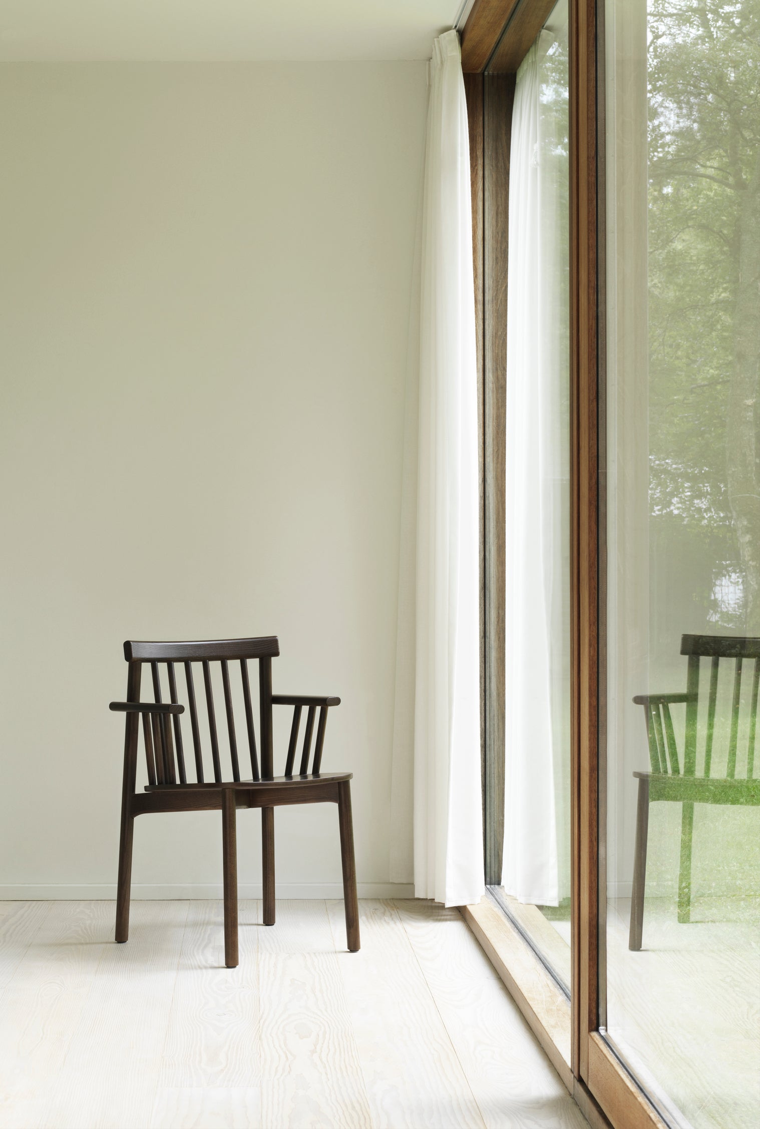 Chair with armrests Pind black ash veneer