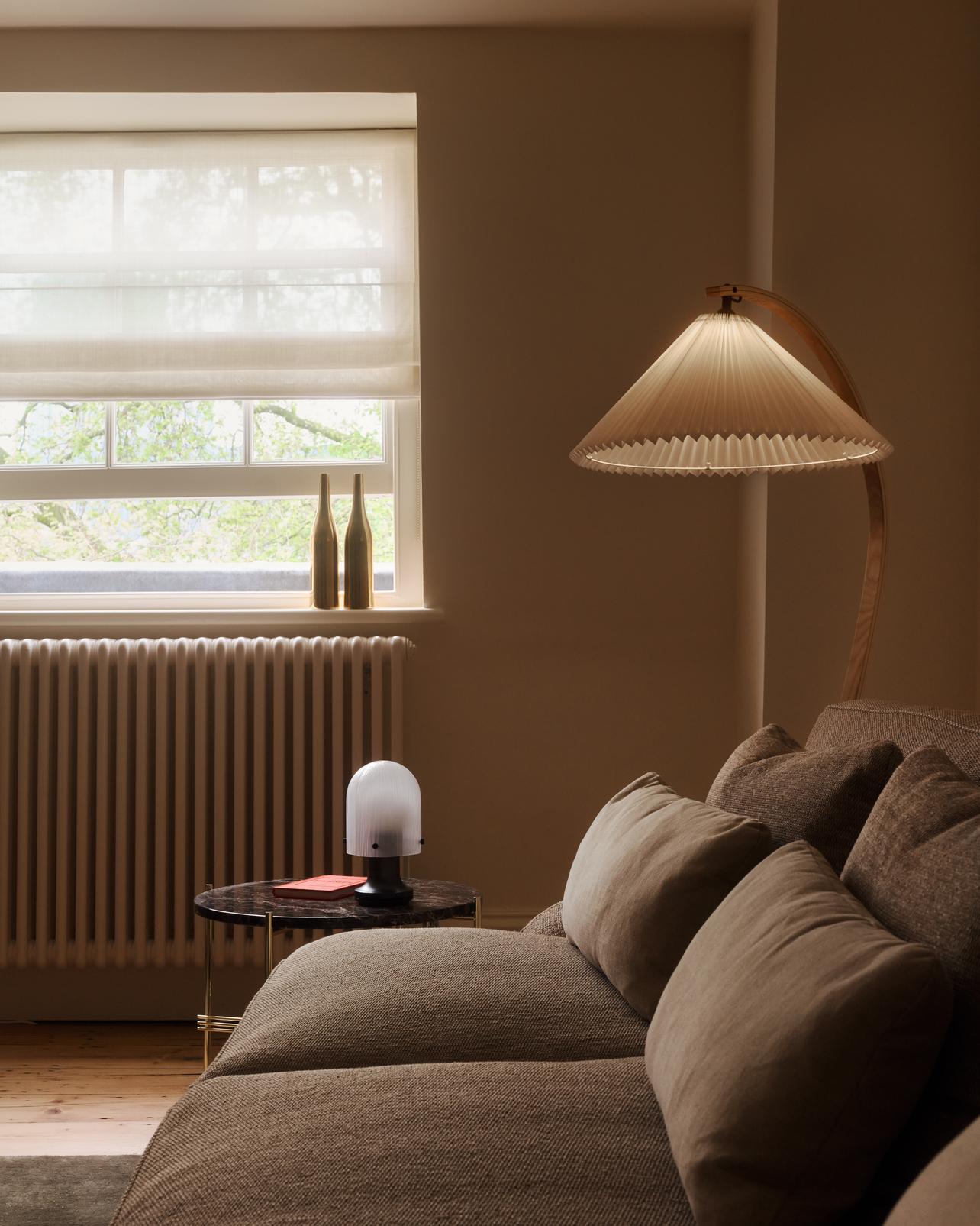 Sofa 2-osobowa FLANEUR tapicerowana z mosiężną podstawą