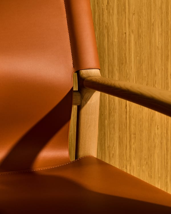JAN chair in light brown recycled leather with ash wood
