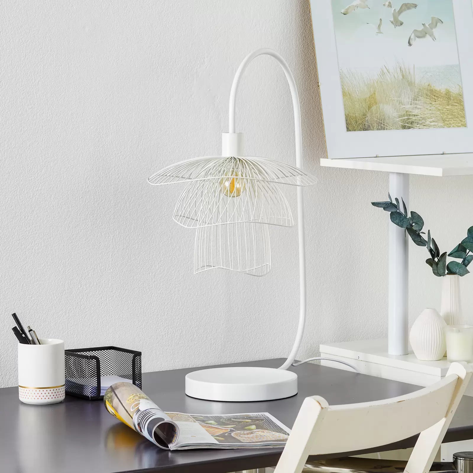 Weiße Papillon -Tischlampe