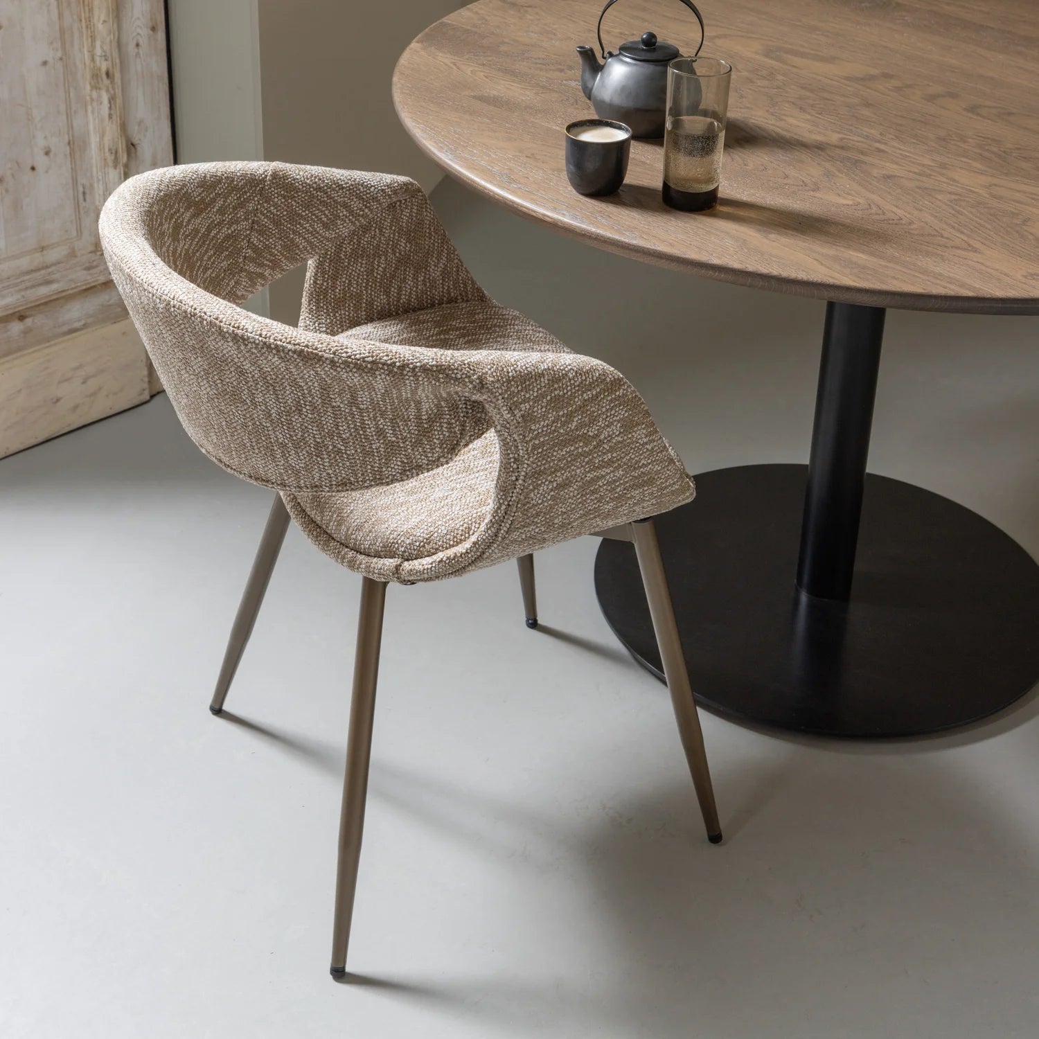 Sessel mit Armlehnen YOSSI beige mit braunem Metallgestell