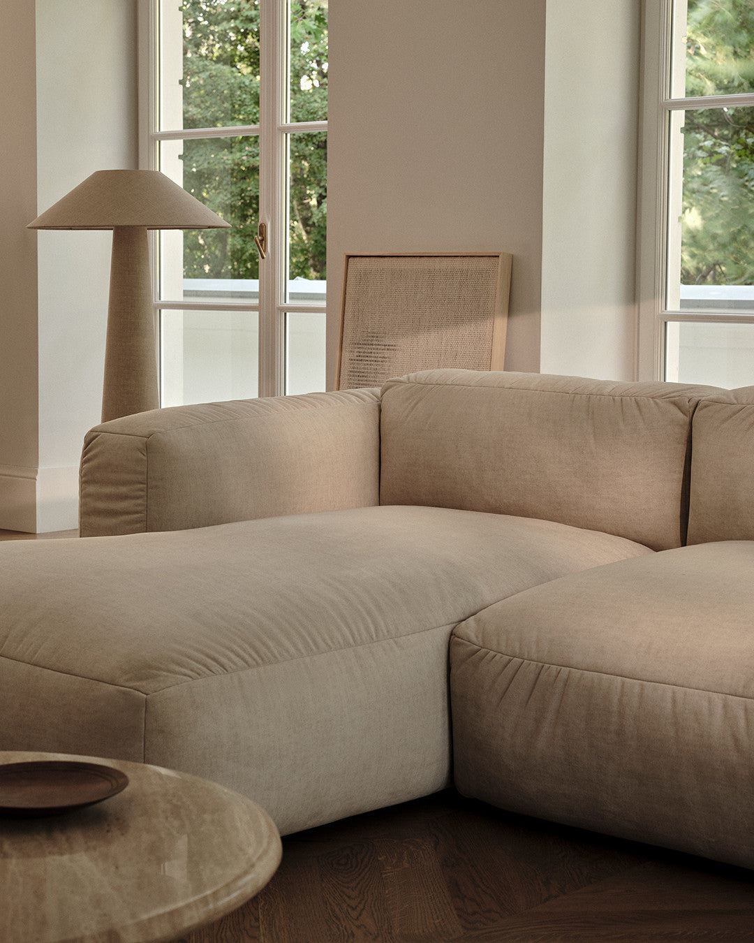 Left -sided corner with a dark beige Martin table