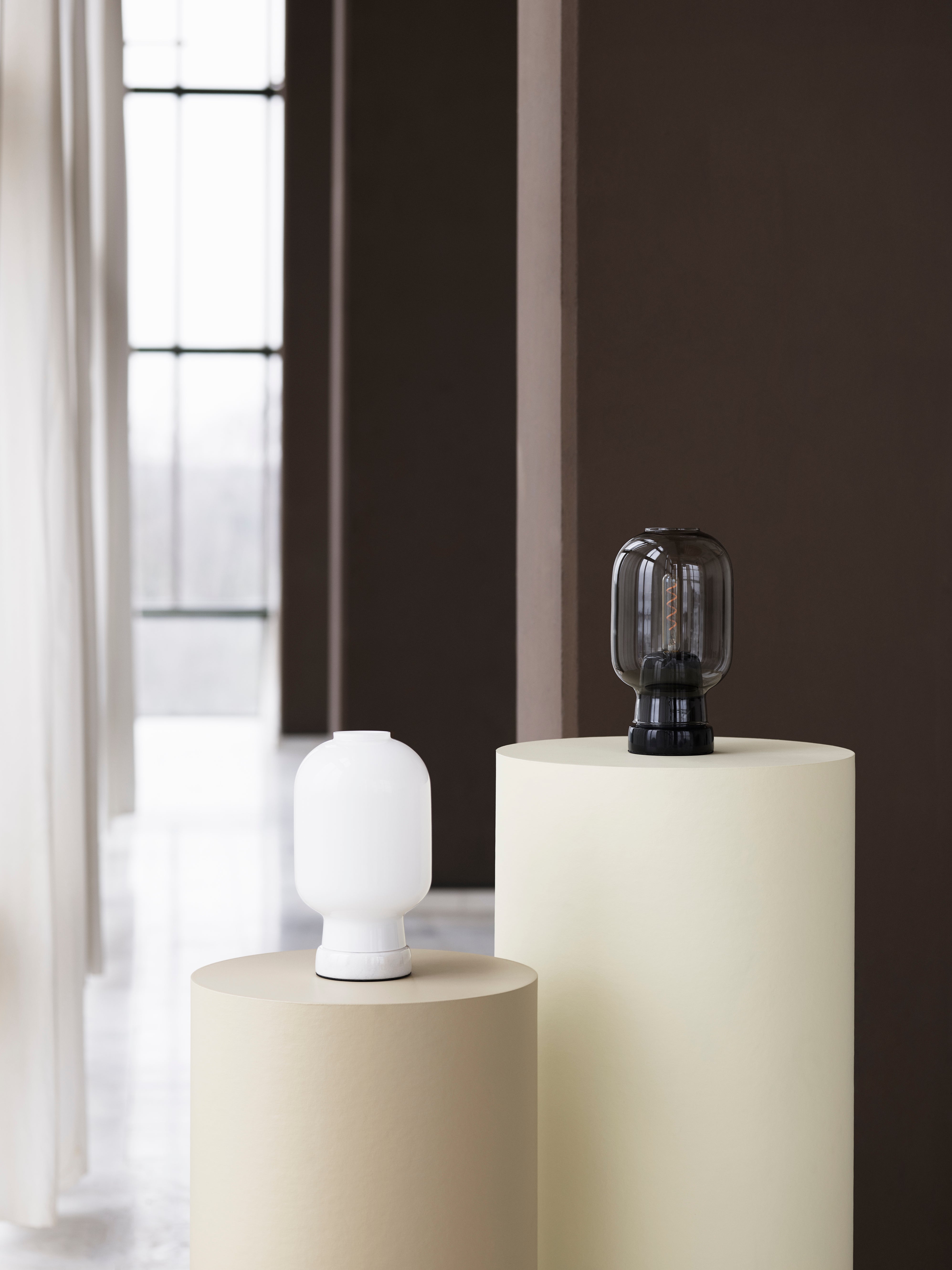 Lampa stołowa AMP szkło dymione z czarnym marmurem