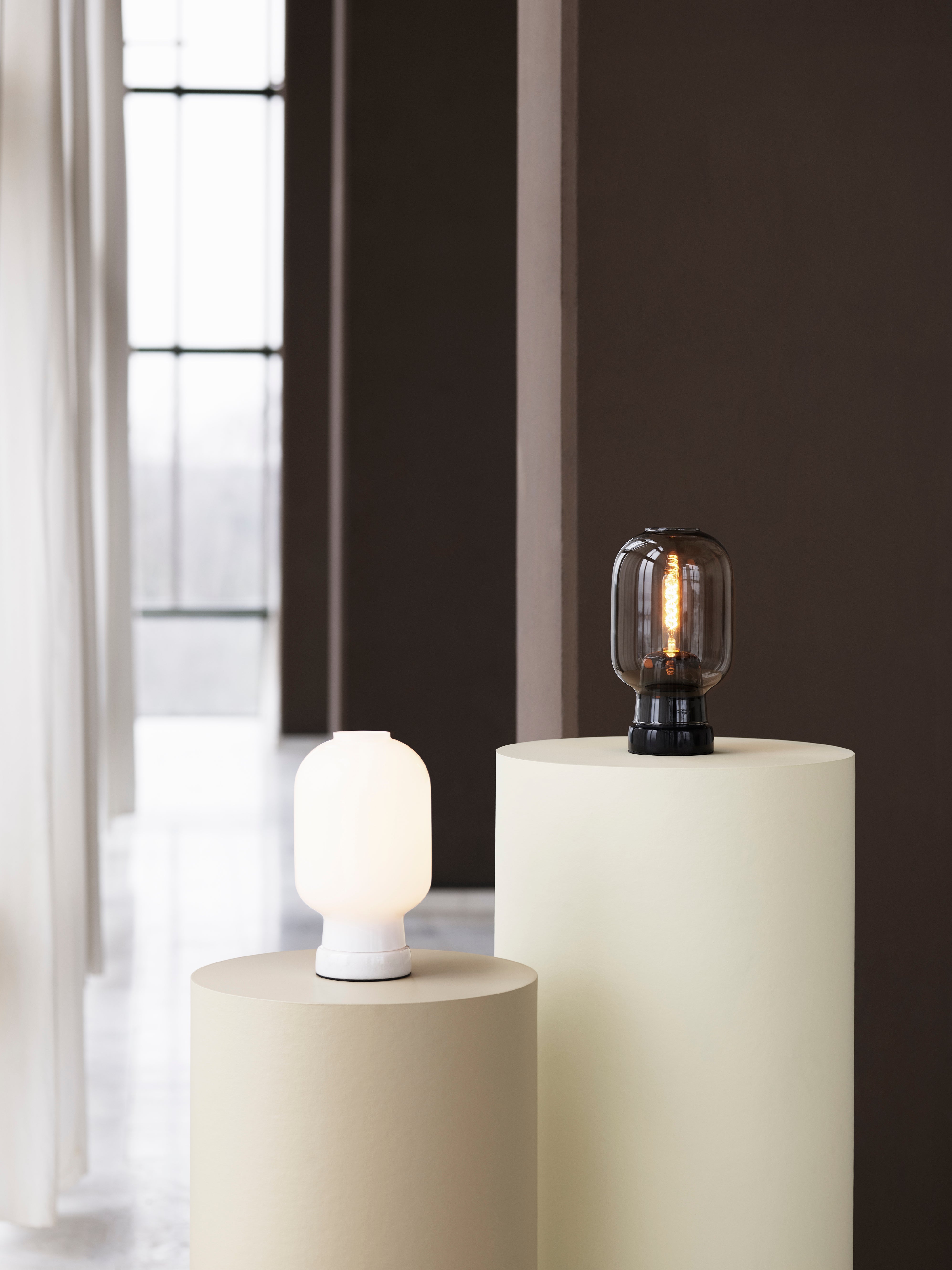 Lampa stołowa AMP szkło dymione z czarnym marmurem