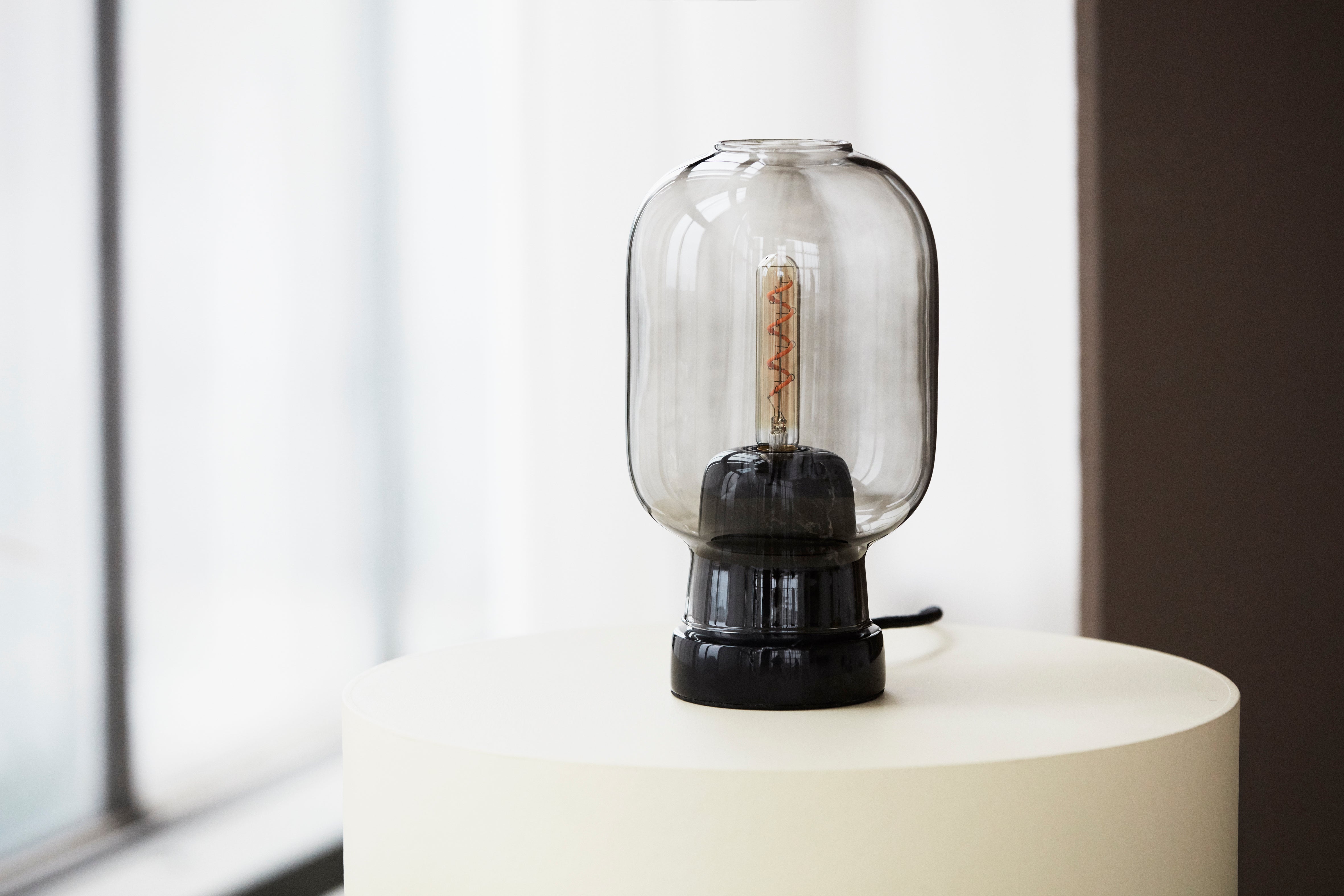 Lampa stołowa AMP szkło dymione z czarnym marmurem