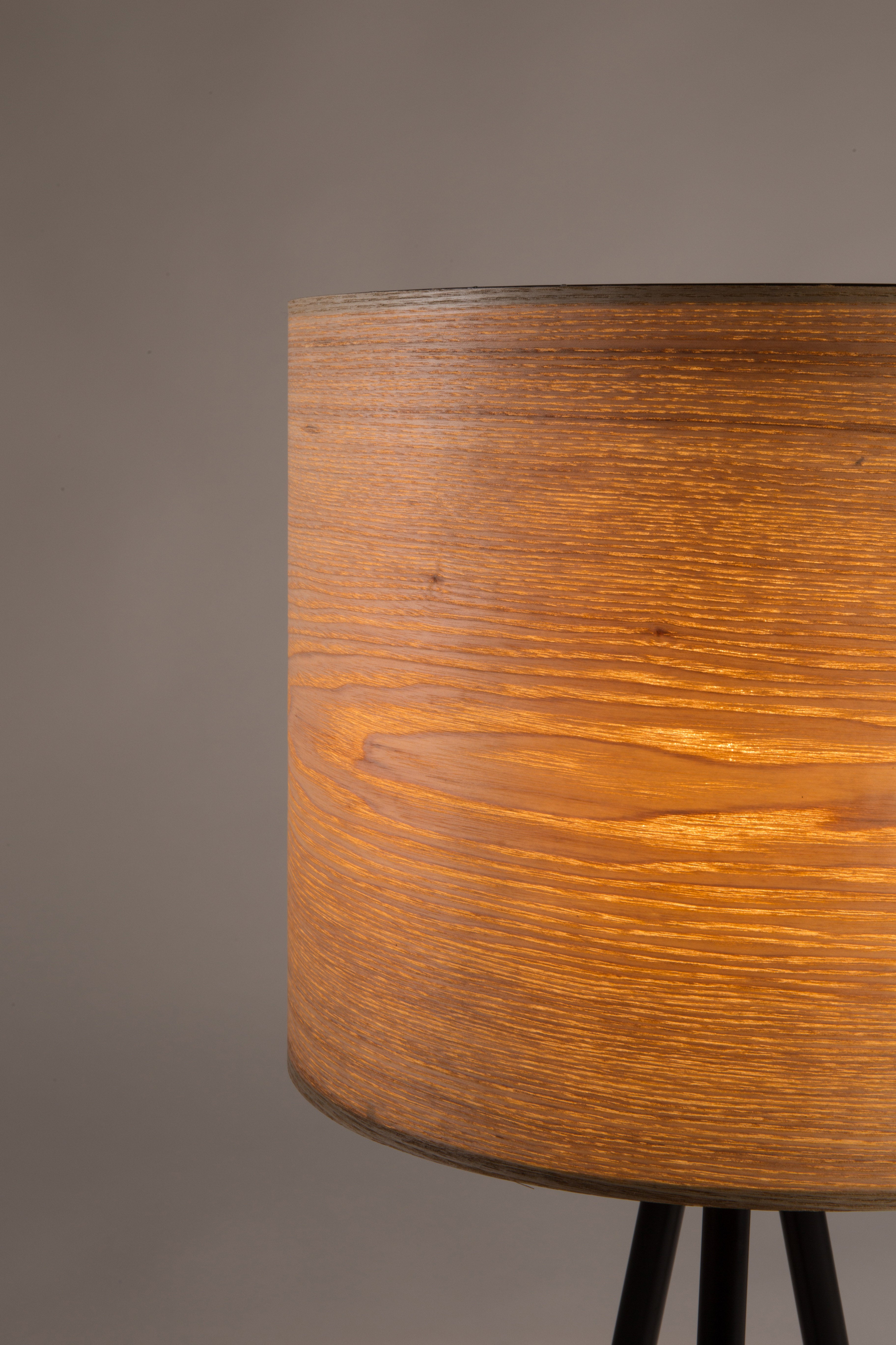 Lampa stołowa WOODLAND fornir jesionowy z czarną podstawą