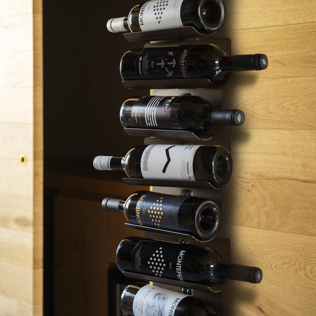 Stojak wiszący na wino PTOLOMEO VINO brązowy