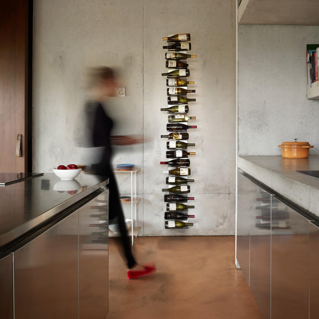 Stojak wiszący na wino PTOLOMEO VINO brązowy