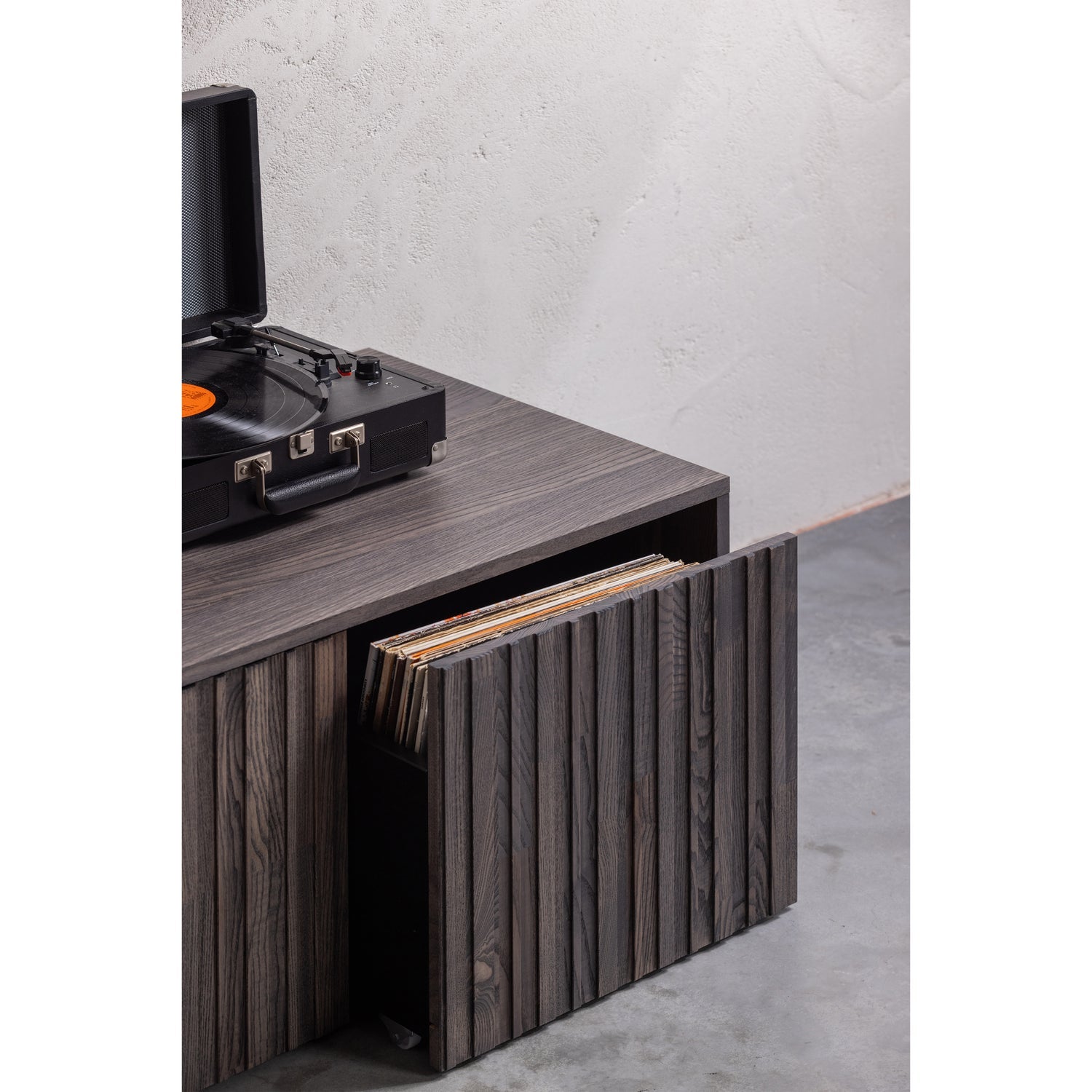Bank mit grau grau -brauner Aschefurnier