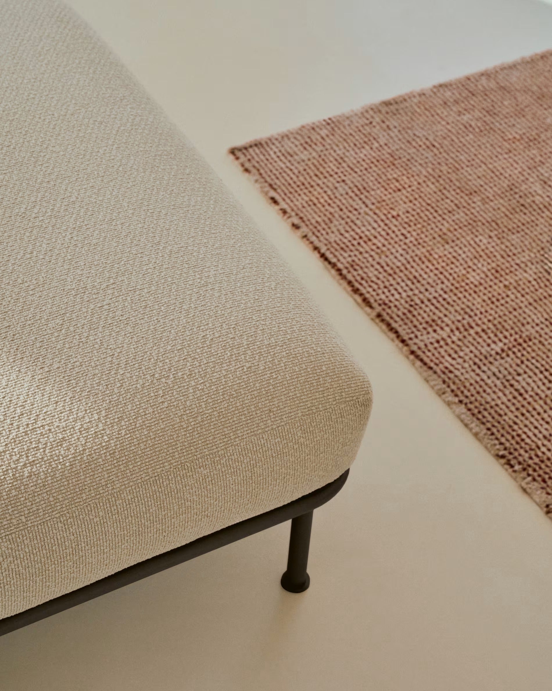 AURUM ecrufarbener Chenille-Fußhocker mit dunkelgrauem Sockel
