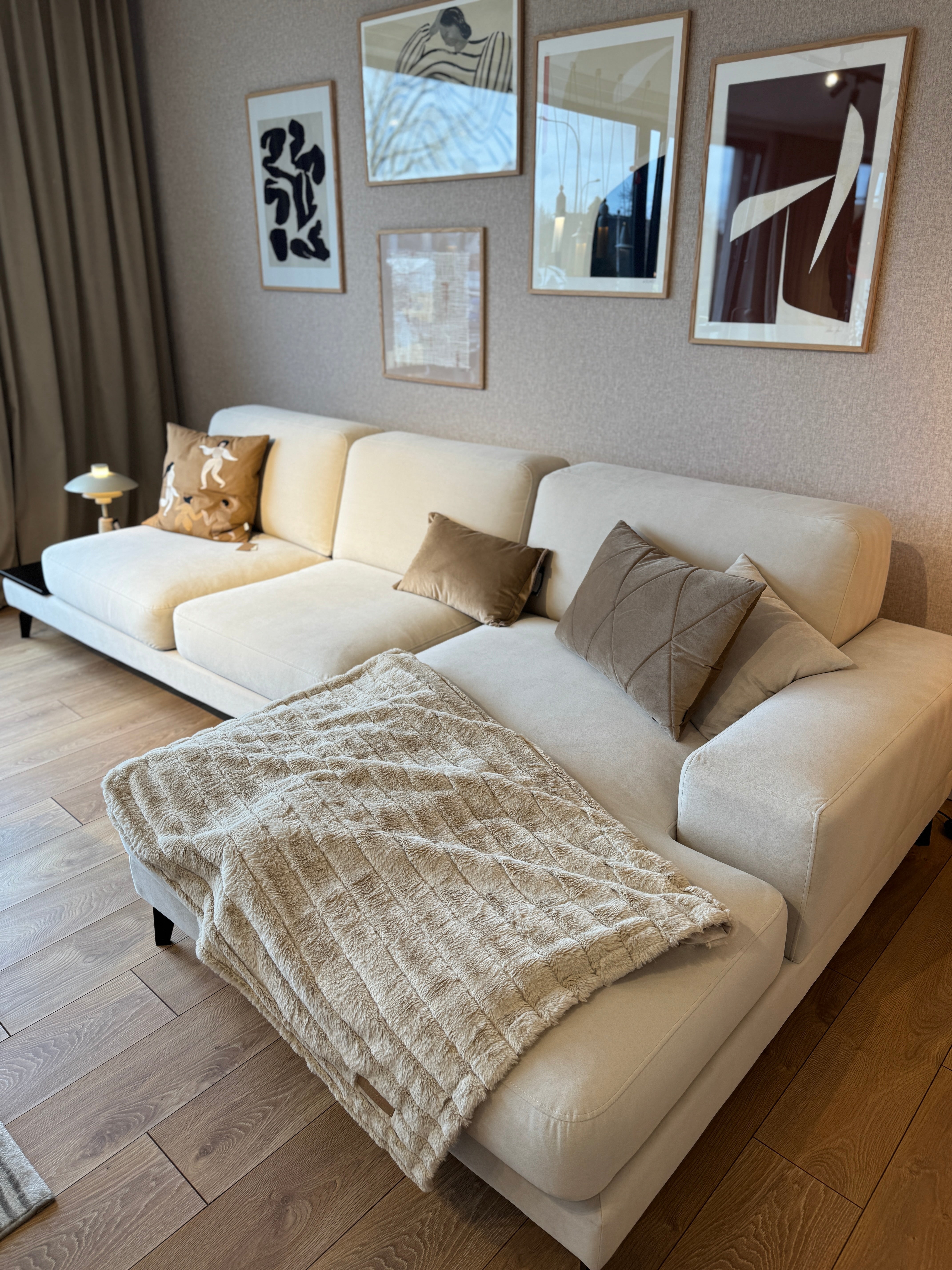 RECHTEN -SANDEL EGENSCHAFT STELDE LICHTE BEIGE mit einem schwarzen Regal