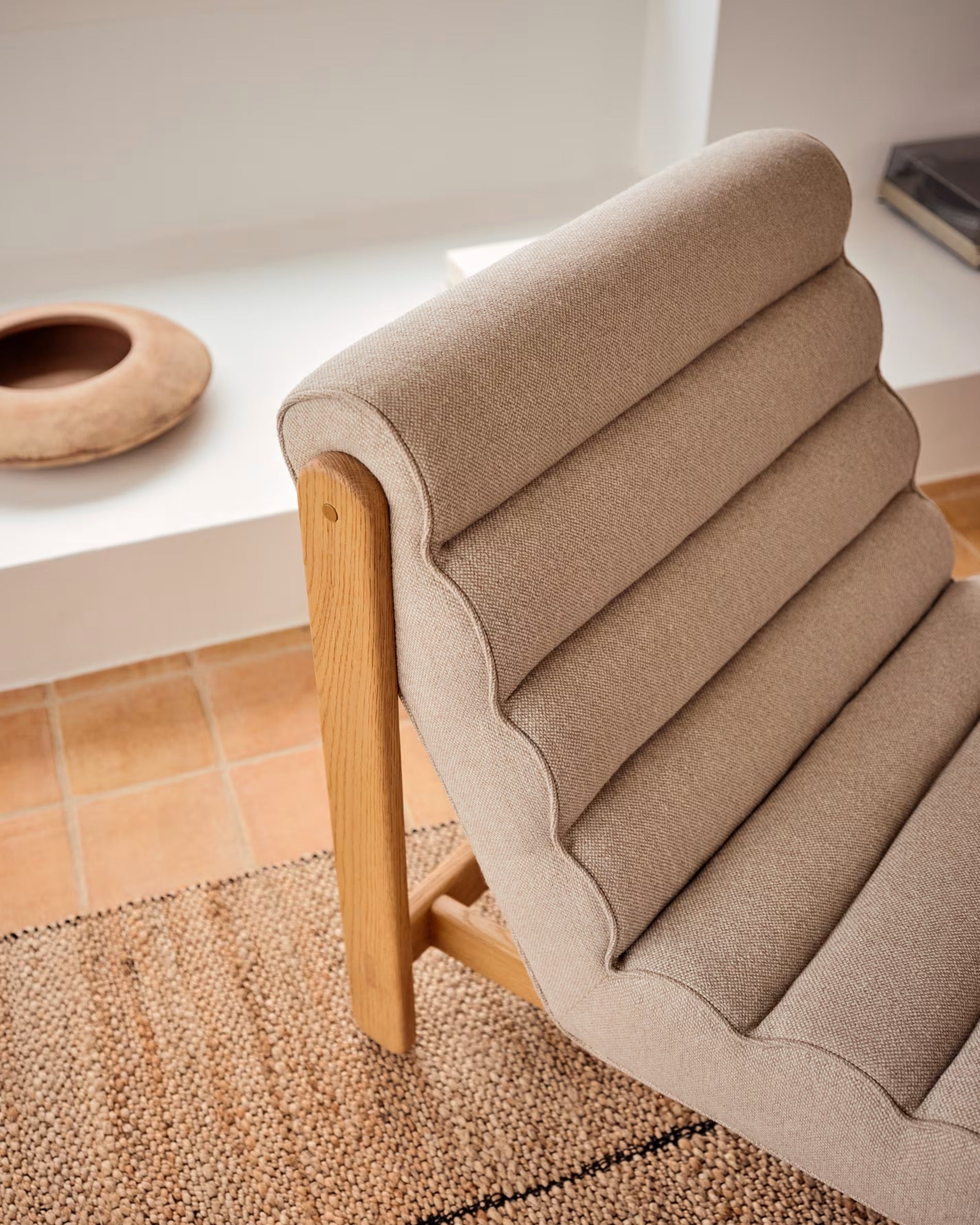 MAGIRA white armchair with wooden base