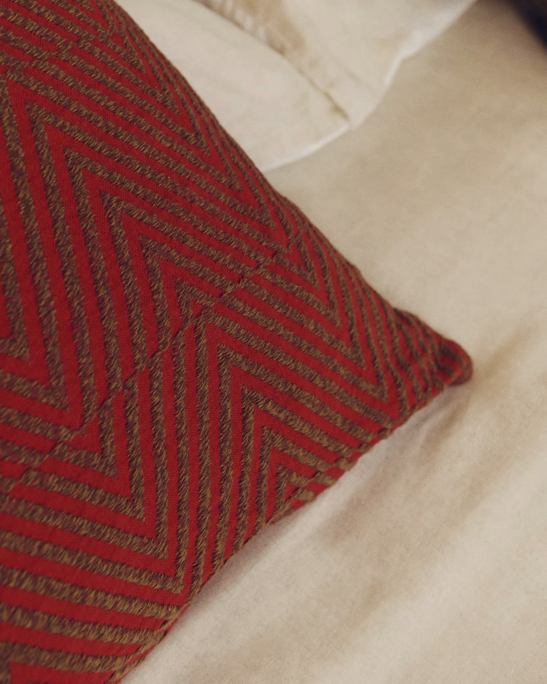 LUNVER red pillowcase