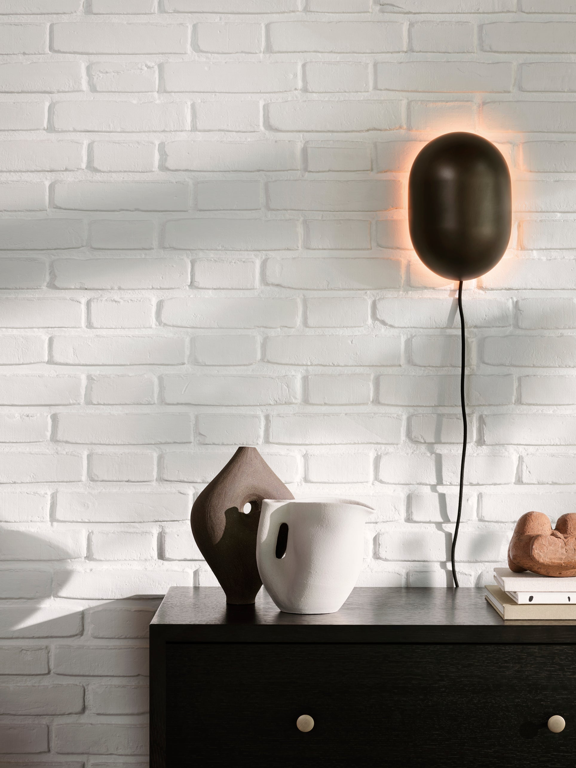 HOWARD black wall lamp