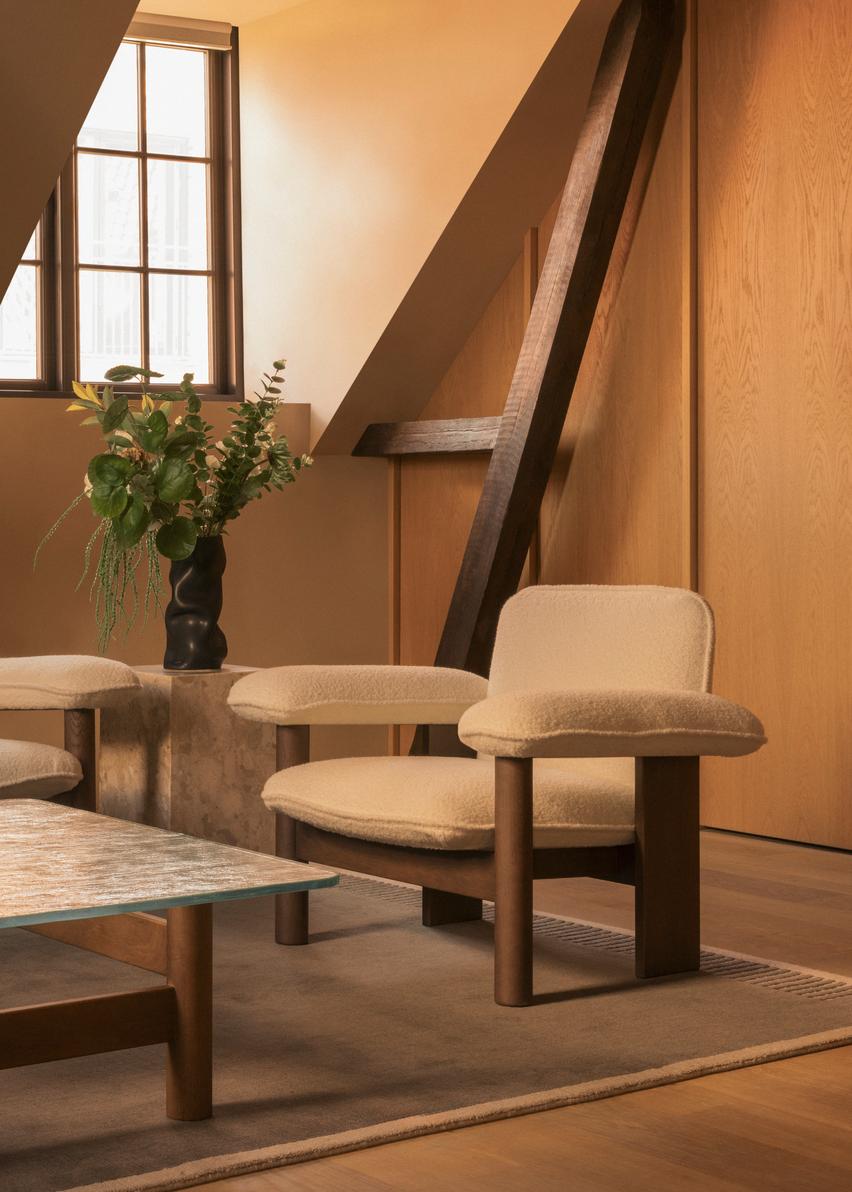 BRASILIA upholstered armchair with oak base