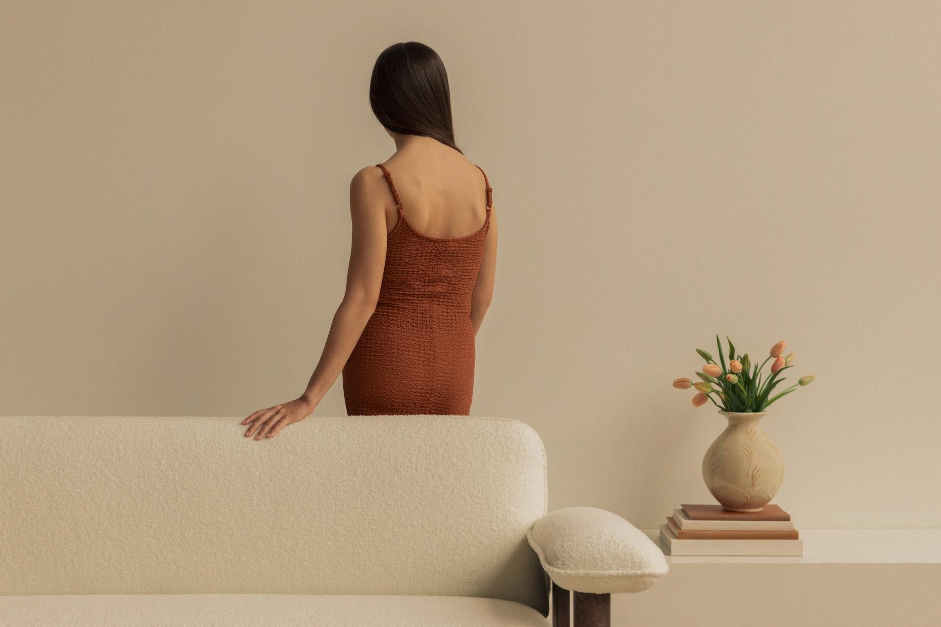 Sofa BRASILIA beżowy z dębową podstawą