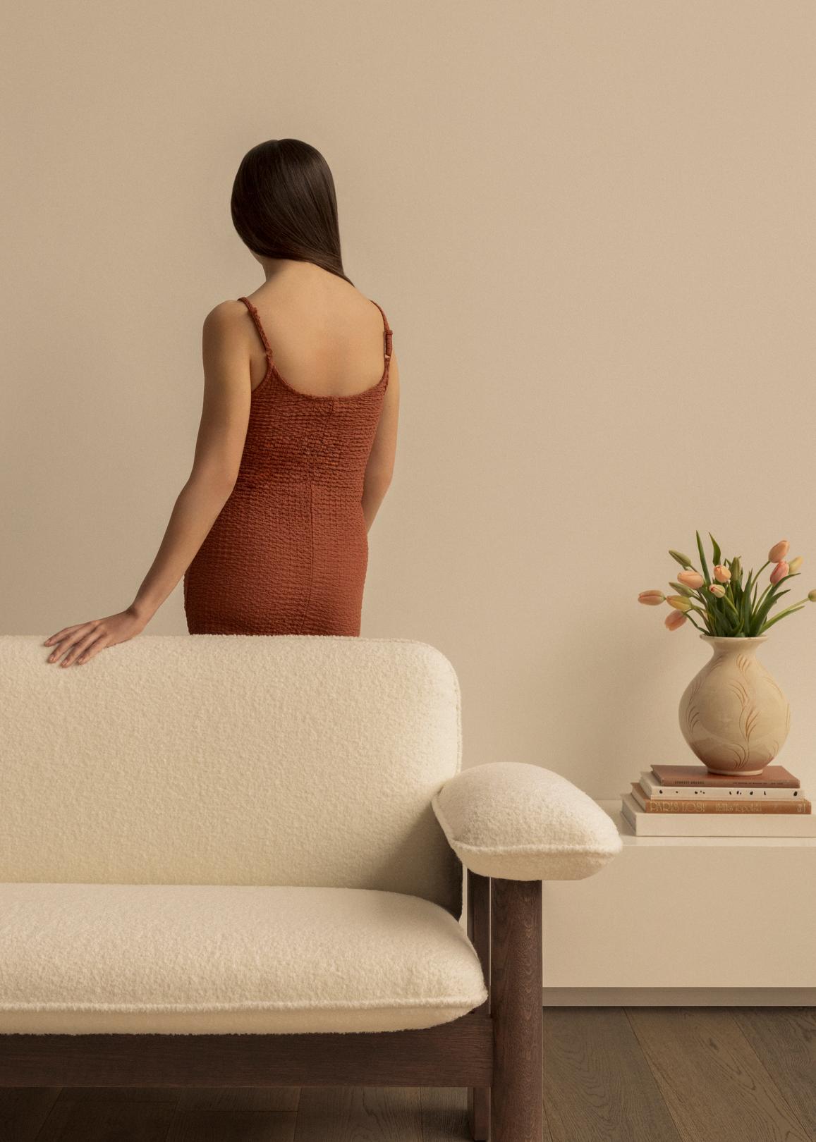 Sofa BRASILIA beżowy z dębową podstawą