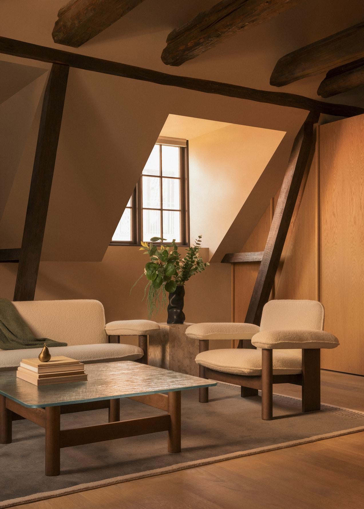Sessel BRASILIA beige mit dunklem Eichenfuß