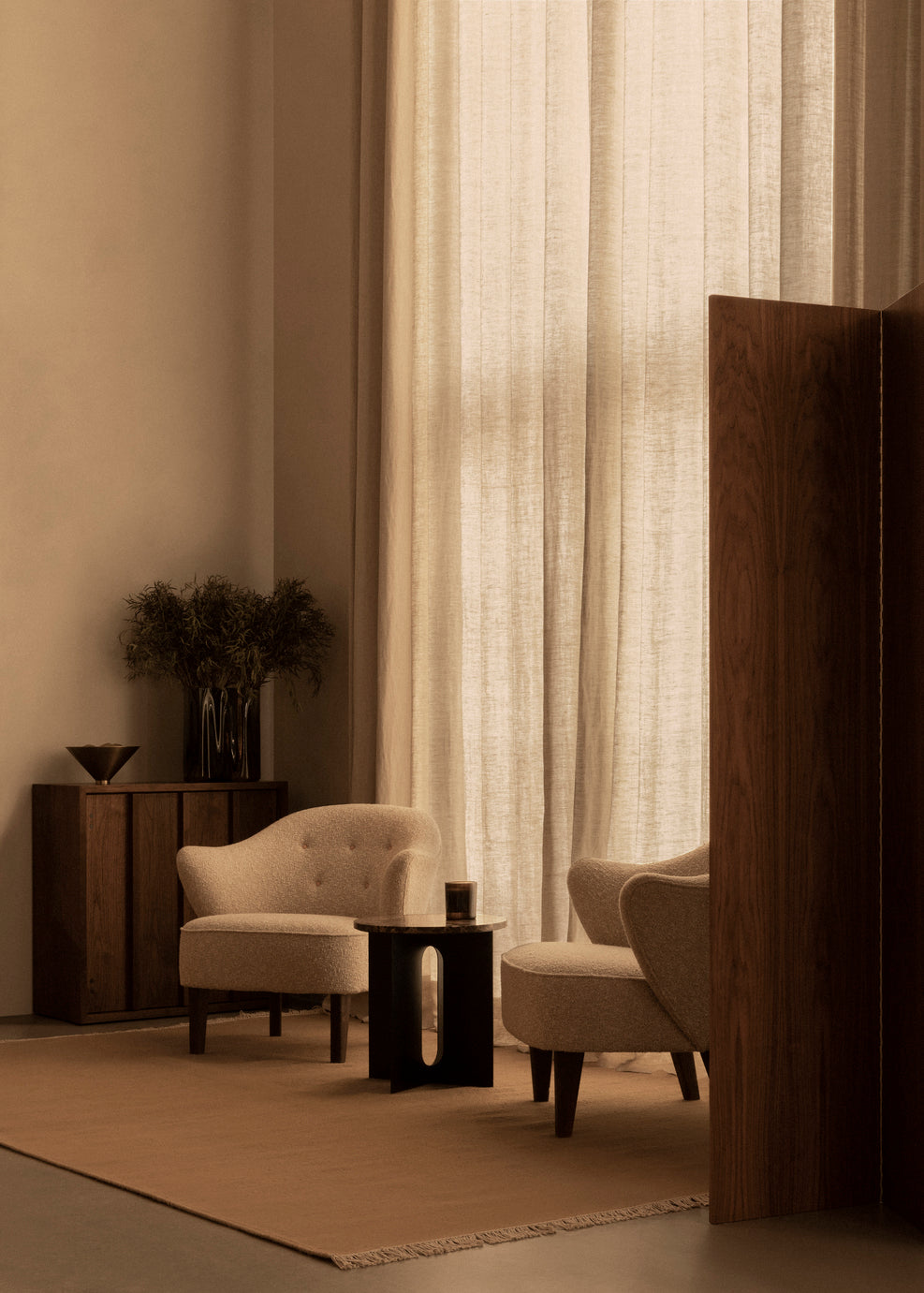 INGEBORG Armchair brown sheepskin with dark oak base