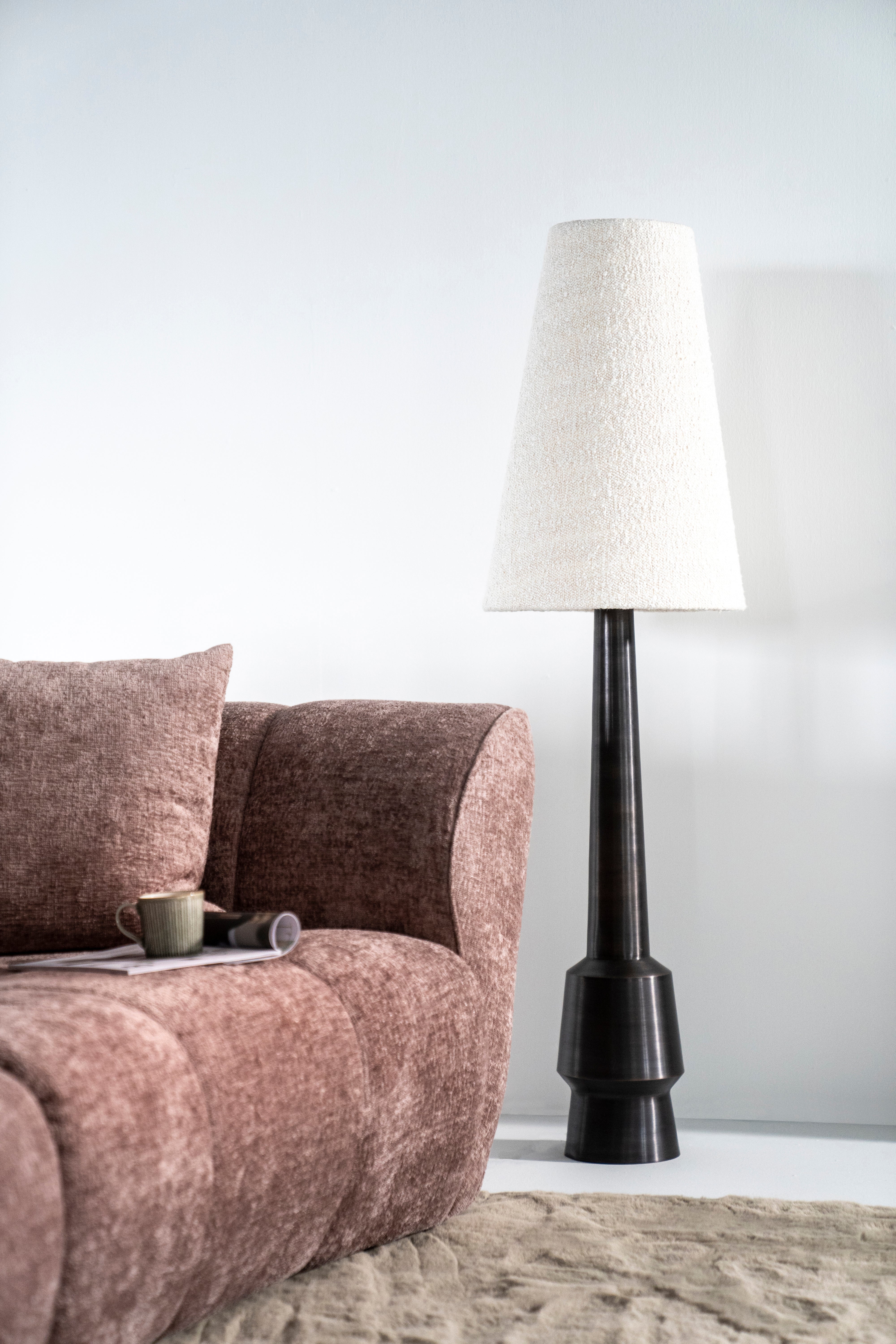 Lampa podłogowa DAWN jasnobeżowy z ciemnobrązową podstawą