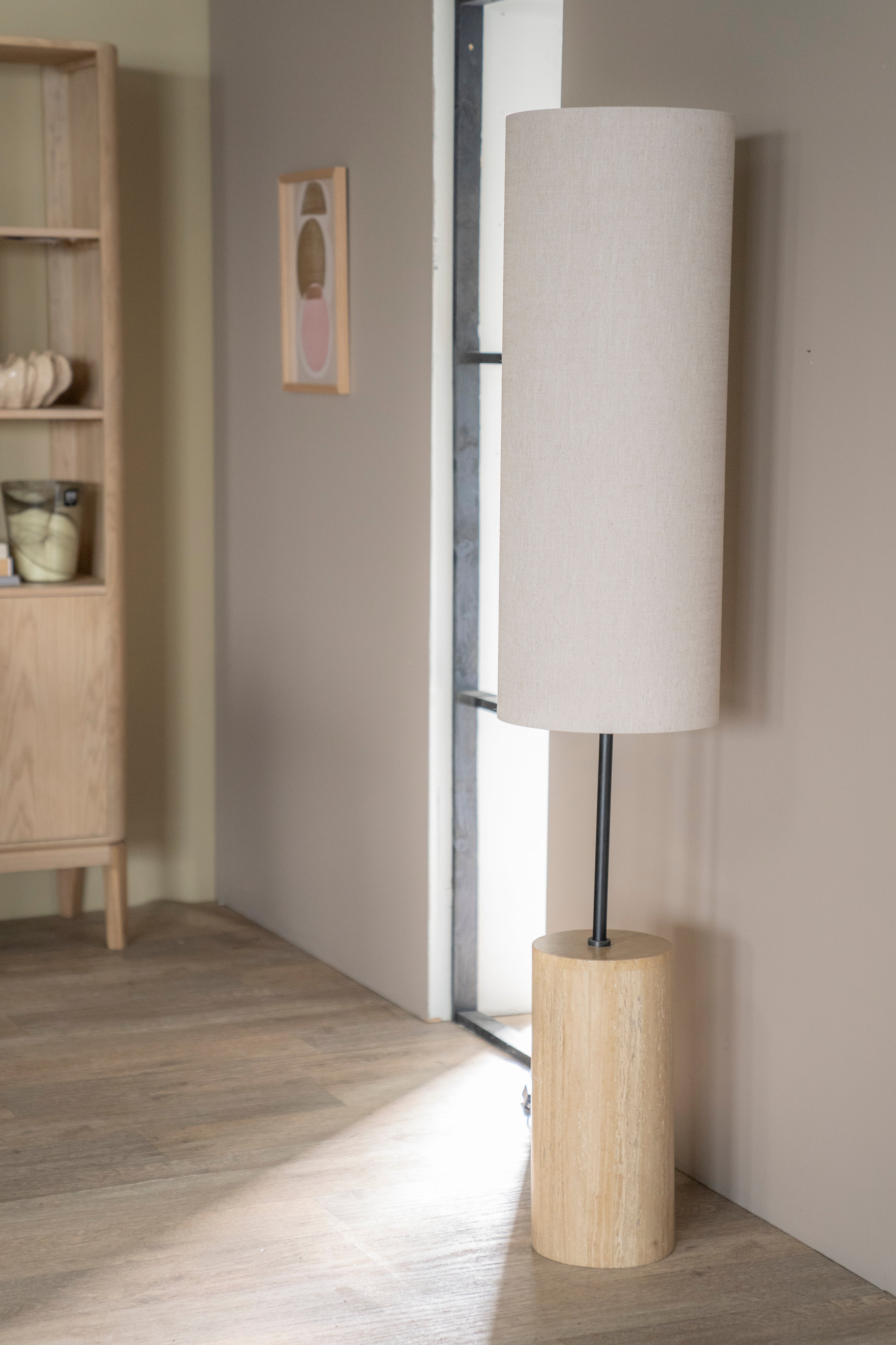 Stehlampe AMARA Travertin mit beigem Schirm
