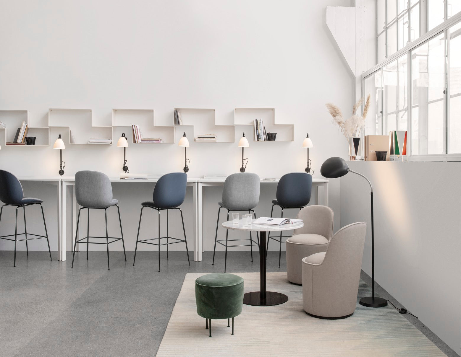 Puf MODERN LINE gepolstert mit goldenem Fuß