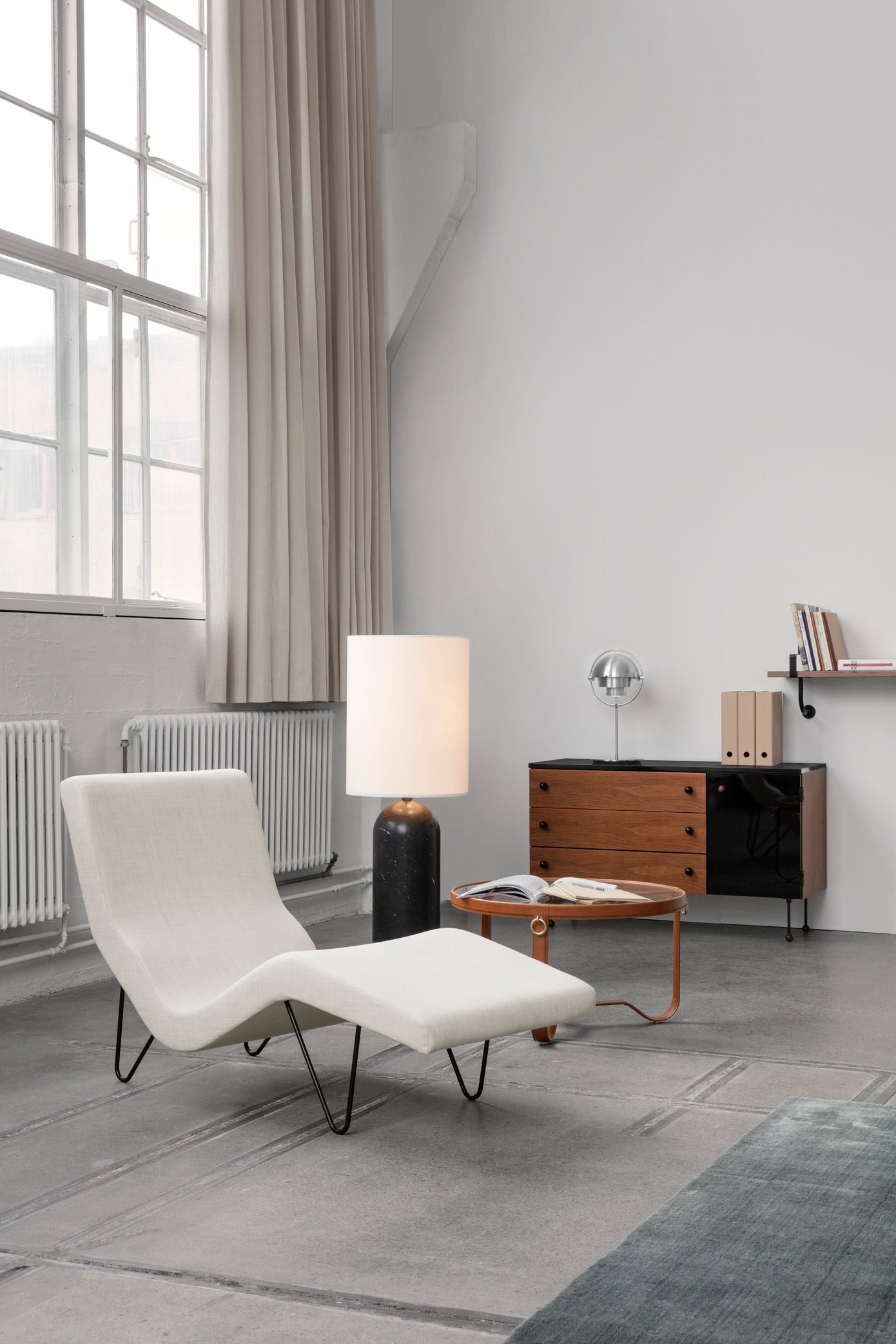 ADNET Couchtisch aus Glas und schwarzem Leder