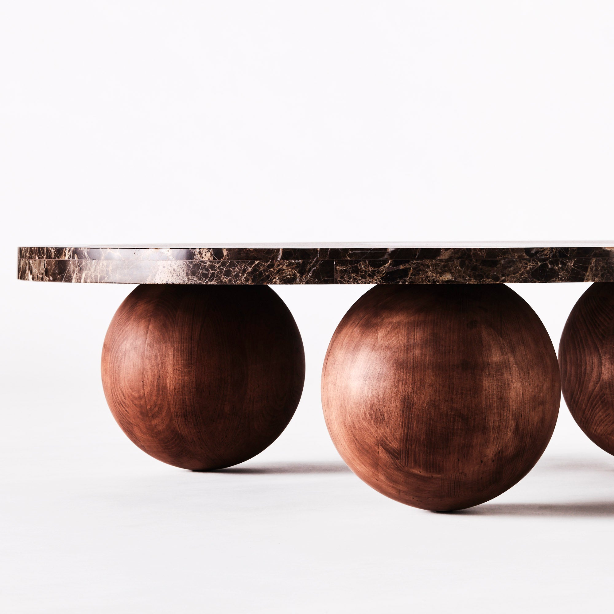 Runder Couchtisch SPHERE aus Emperador-Marmor mit Eschenbasis