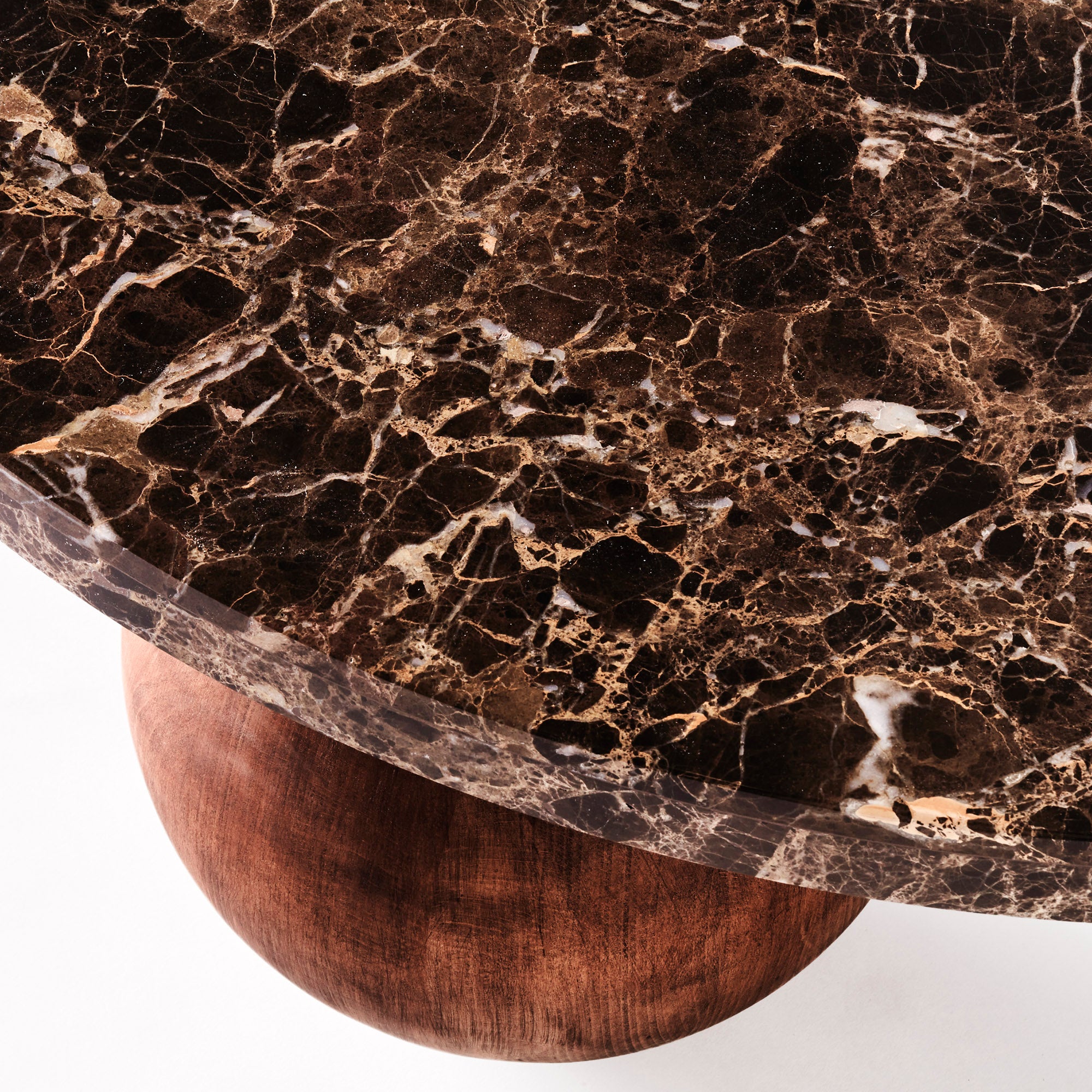 Runder Couchtisch SPHERE aus Emperador-Marmor mit Eschenbasis