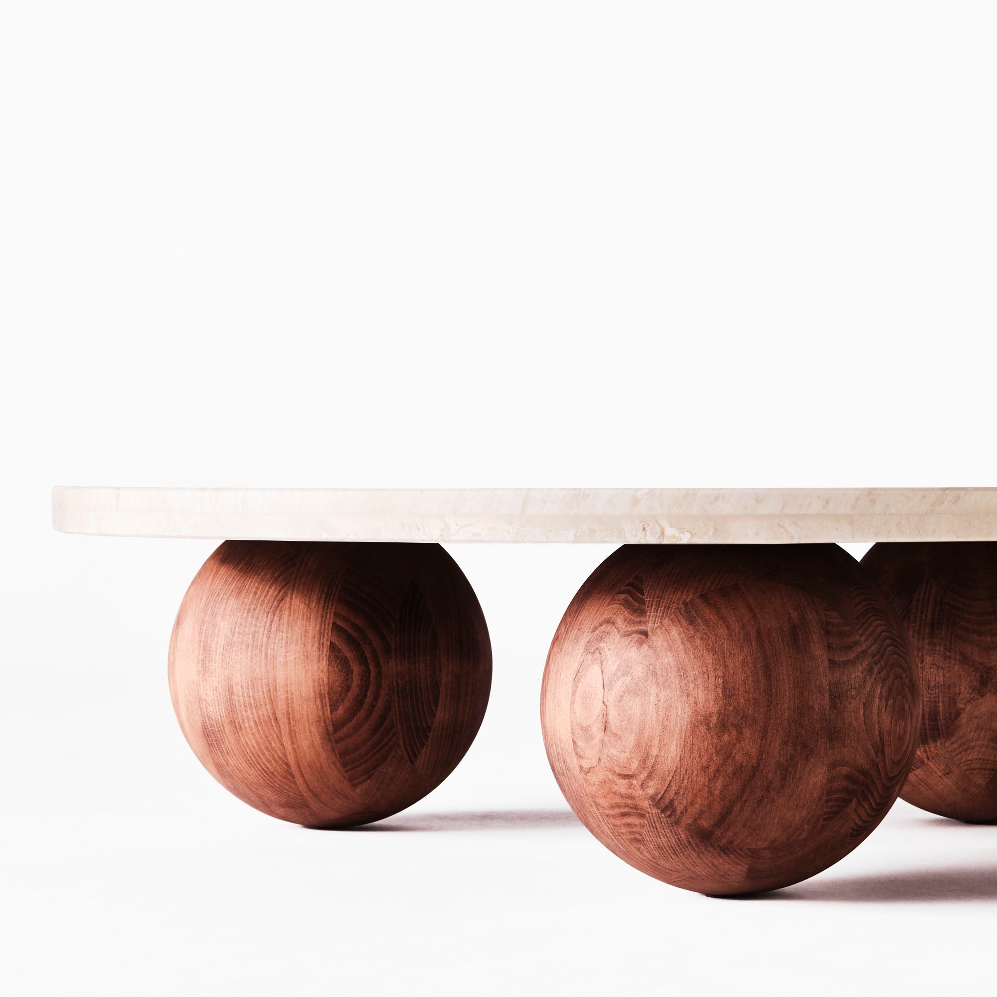 Runder Couchtisch SPHERE aus Travertin mit einer Basis aus Esche