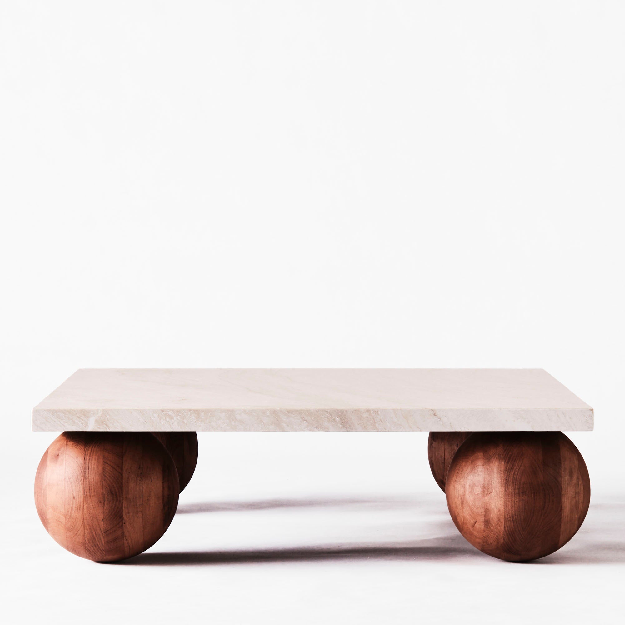 Couchtisch SPHERE aus Travertin mit einer Eichenbasis