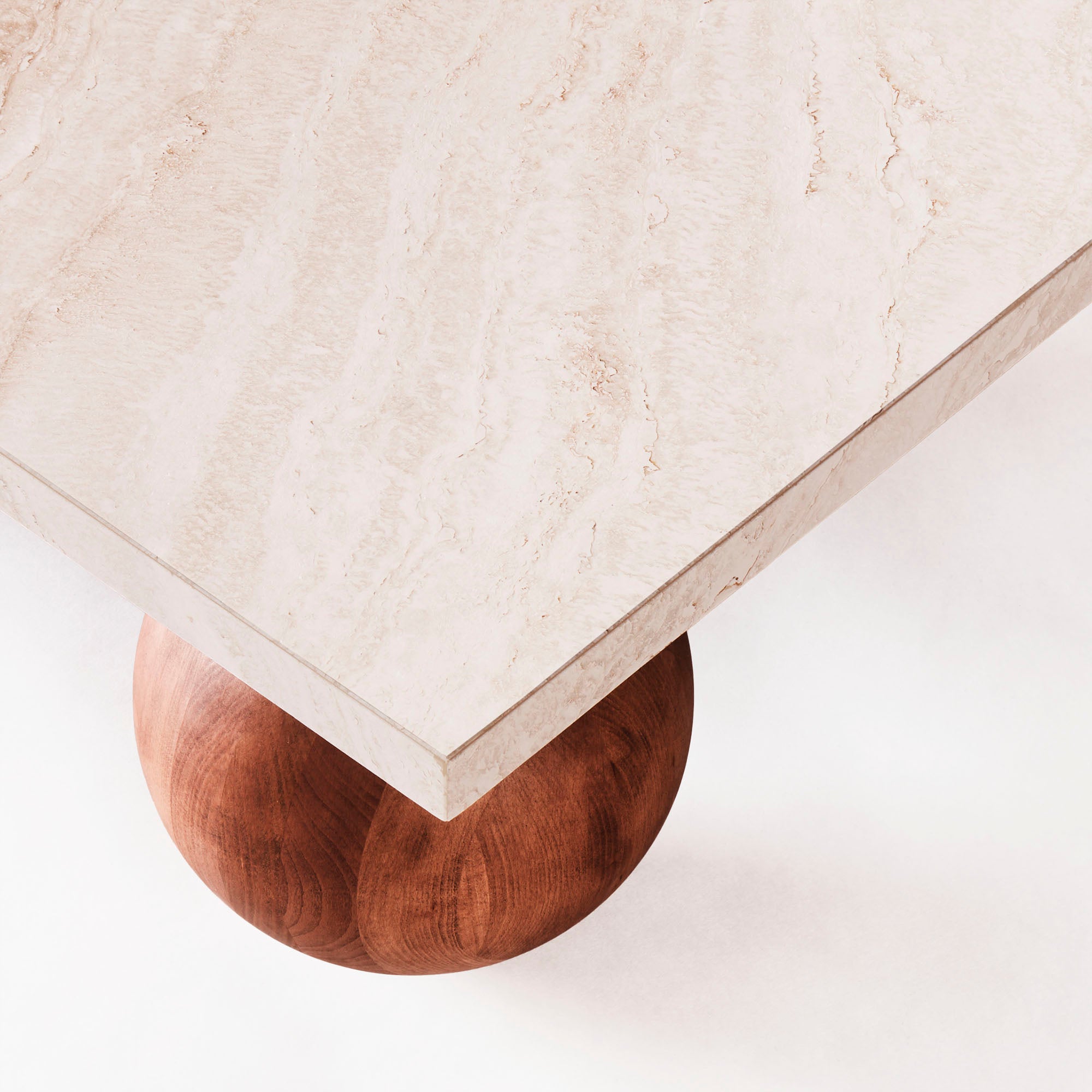 Couchtisch SPHERE aus Travertin mit einer Eichenbasis