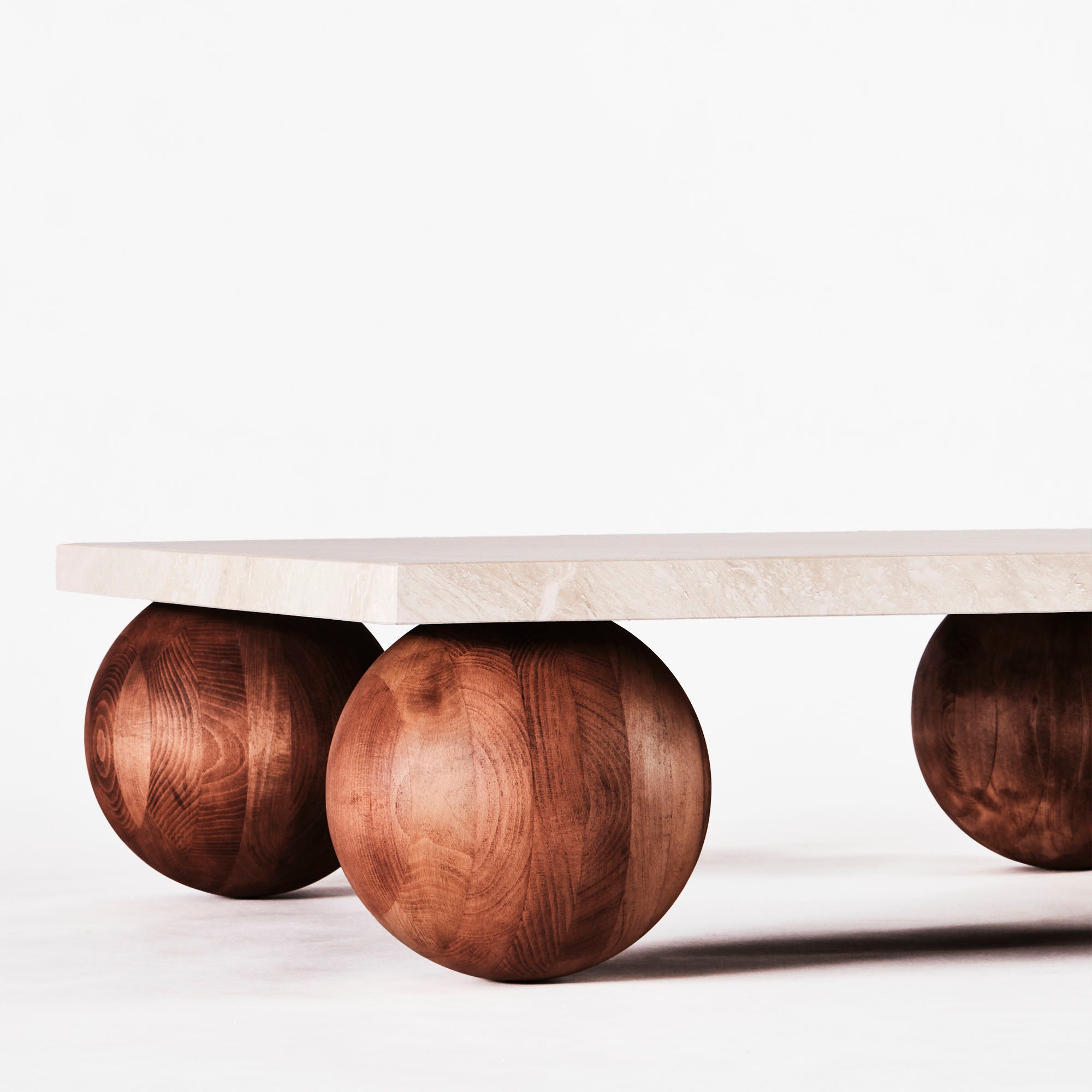 Couchtisch SPHERE aus Travertin mit einer Eichenbasis