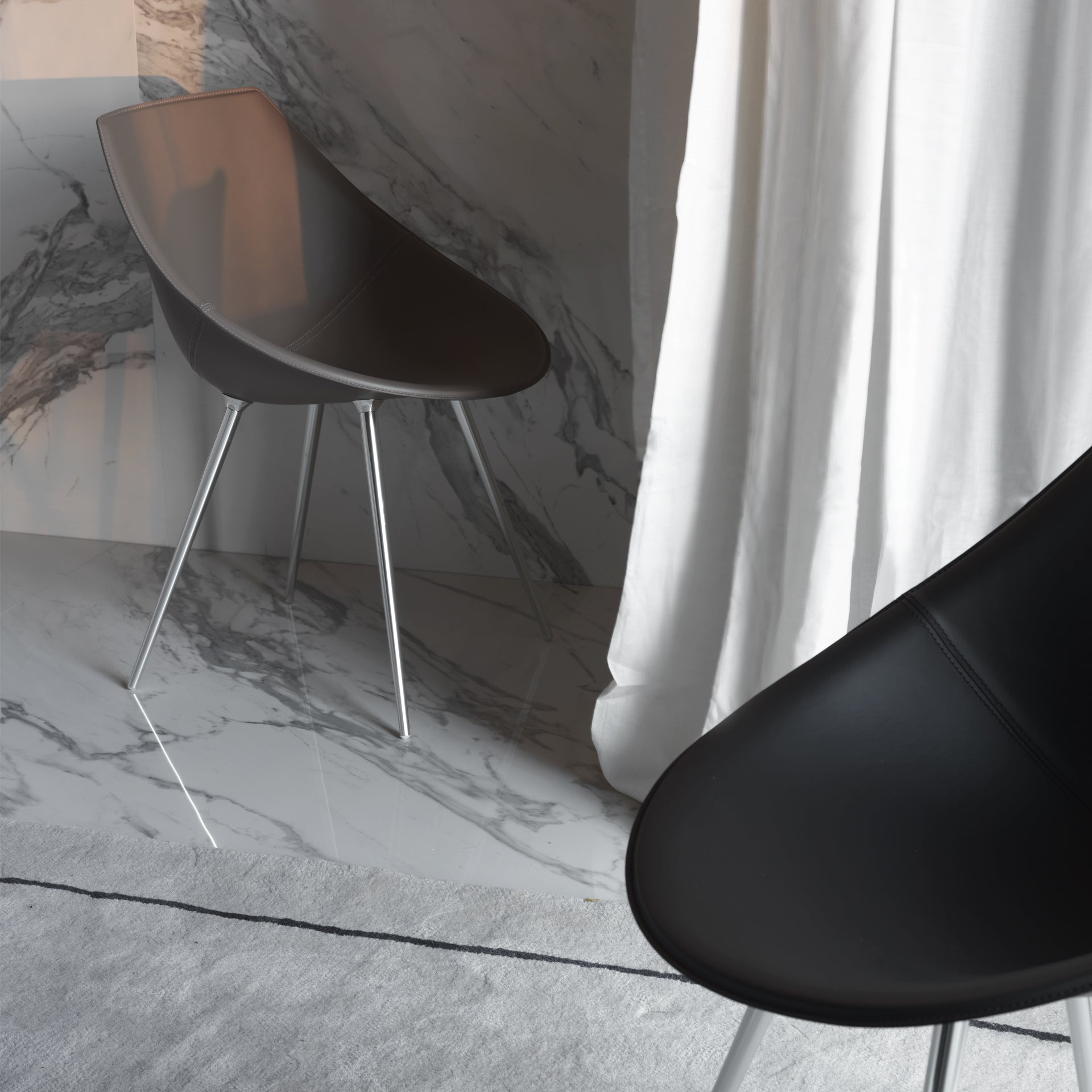 Stuhllagò schwarzes Leder mit einer Aluminiumbasis