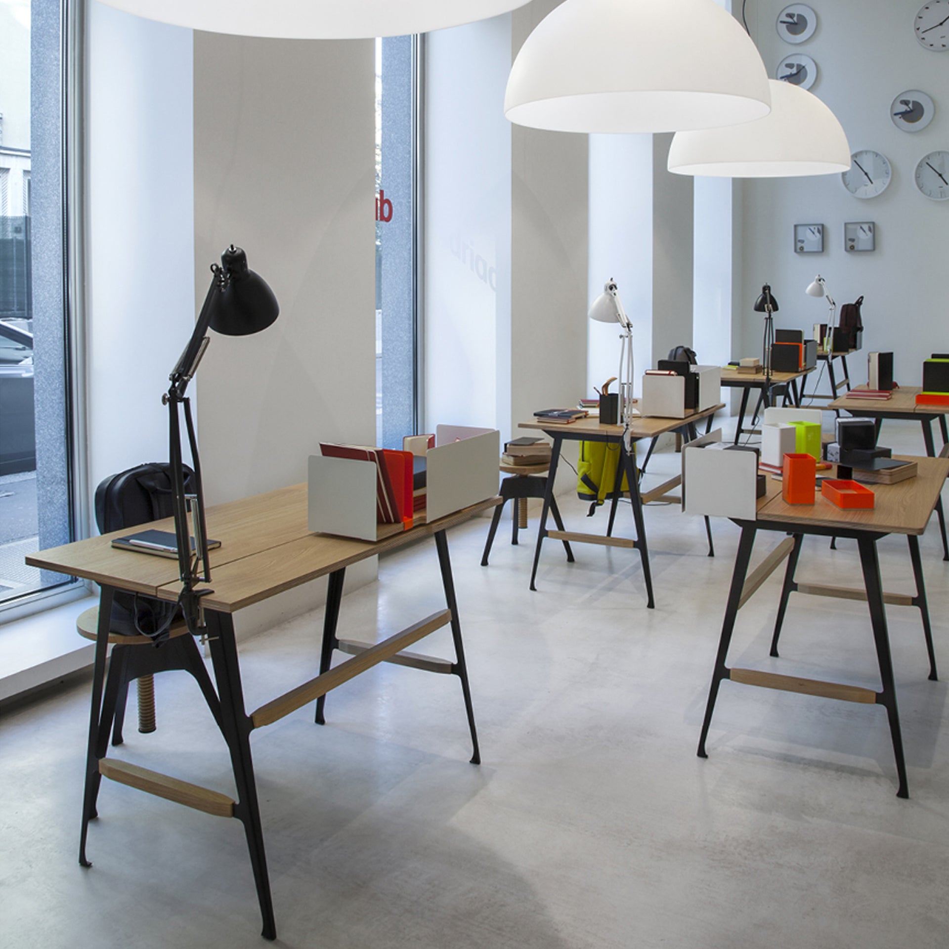 Tragbarer Schreibtisch Atelier weiß mit einer schwarzen Basis